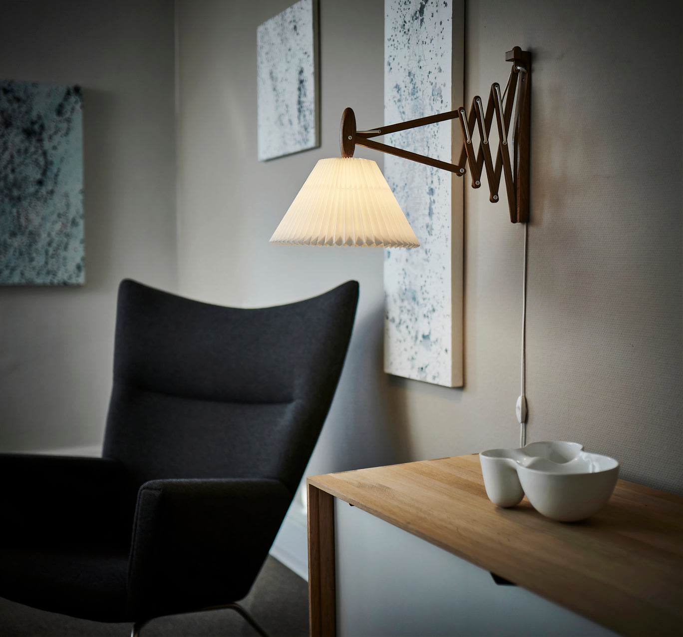 Wall lamp MODEL 233 2/21 SAX white with dark oak base