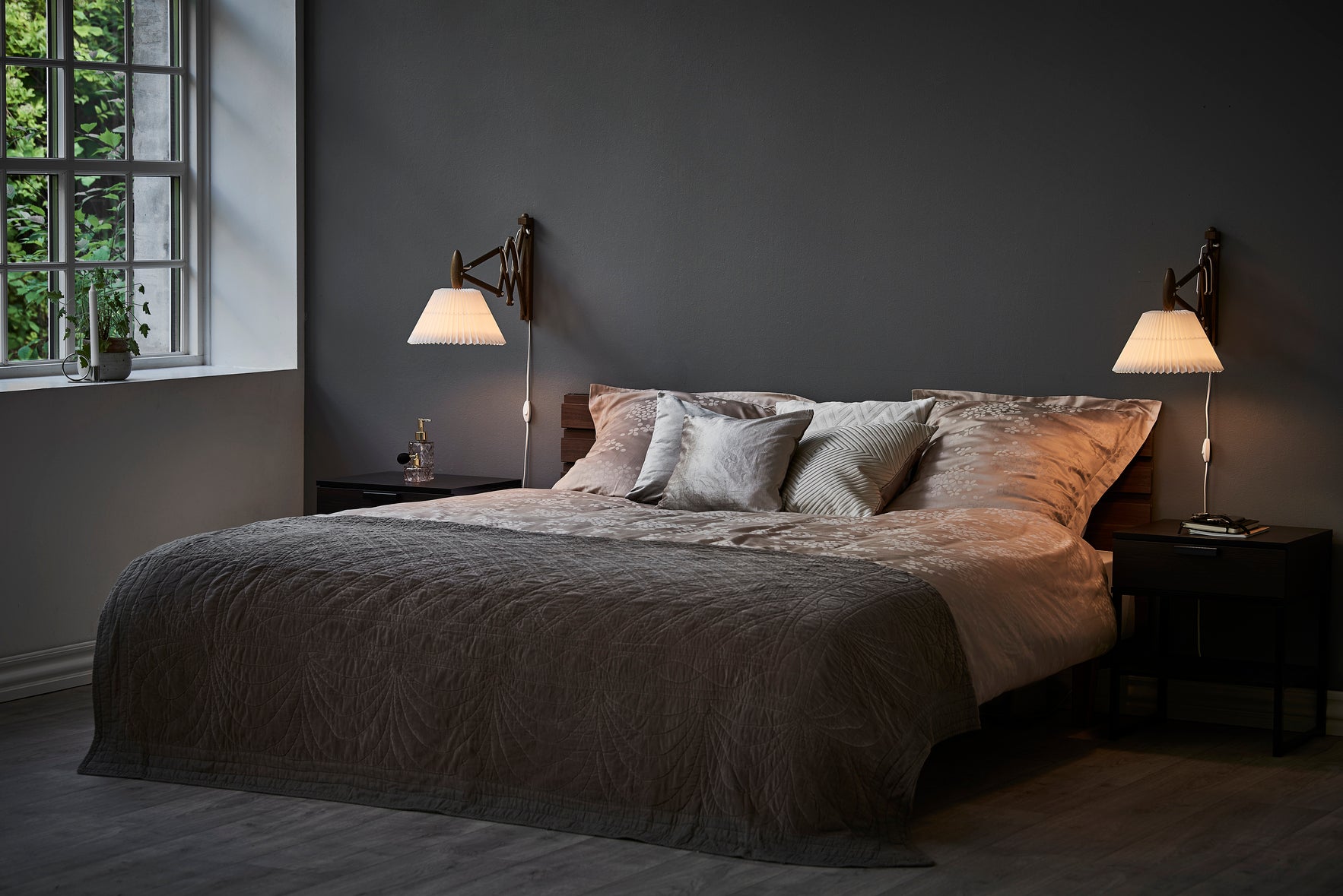 Nástenná lampa MODEL 223 2/17 SAX biela s jasným dubovým podstavcom