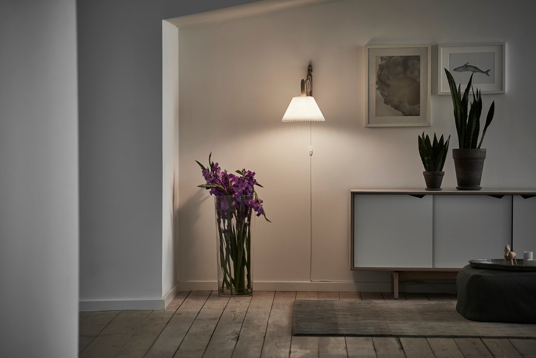 Nástenná lampa MODEL 223 2/17 SAX biela s tmavým dubovým podstavcom