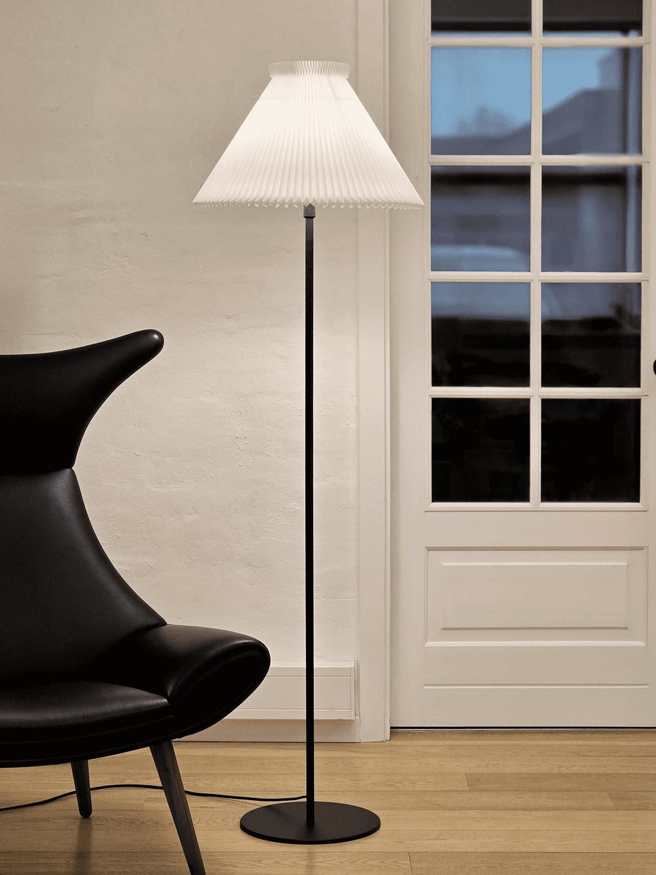 Stojaca lampa MODEL 334 zelená s čiernym podstavcom