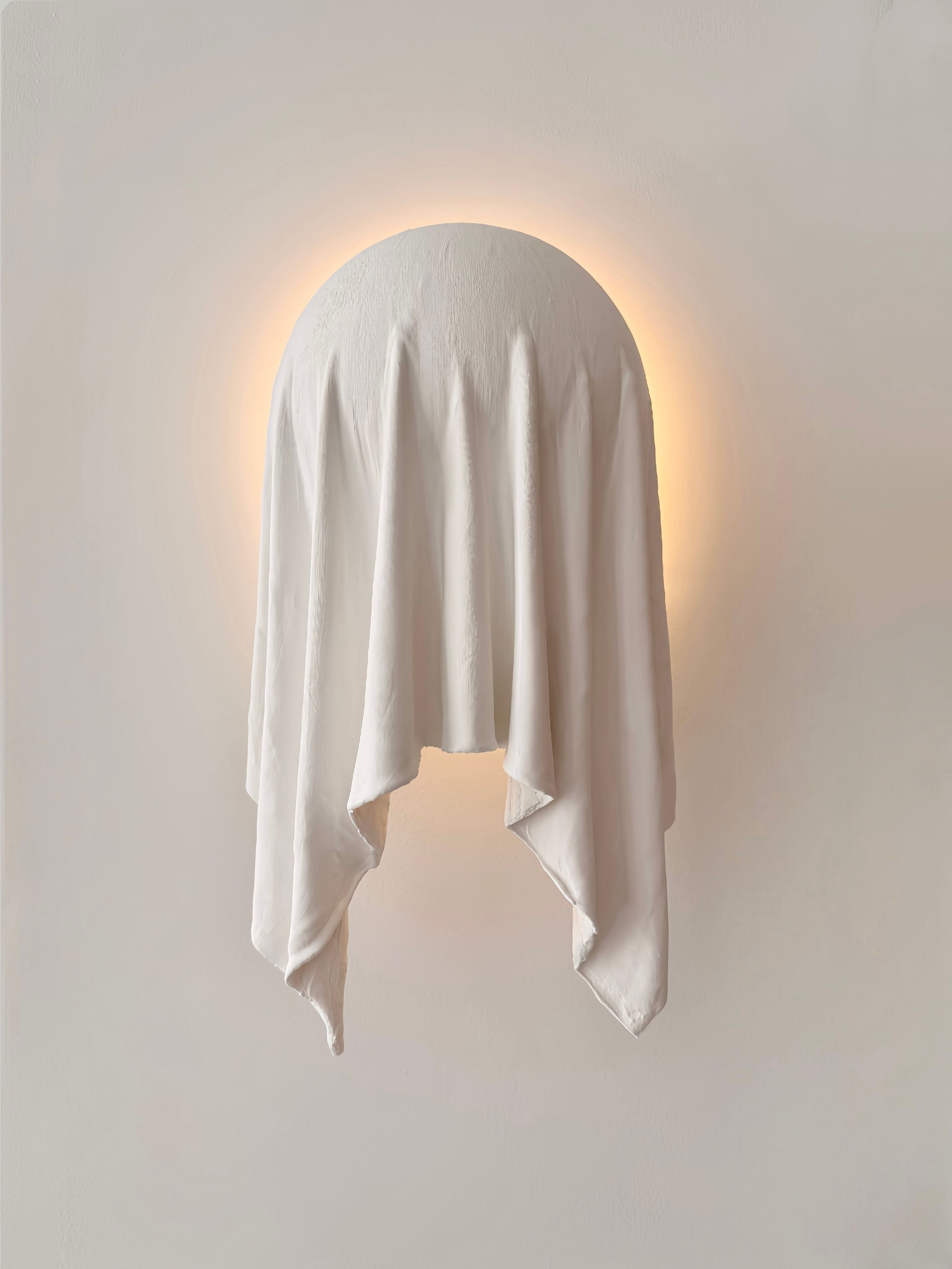 Nástenná lampa REQUIEM z textílie a sadry
