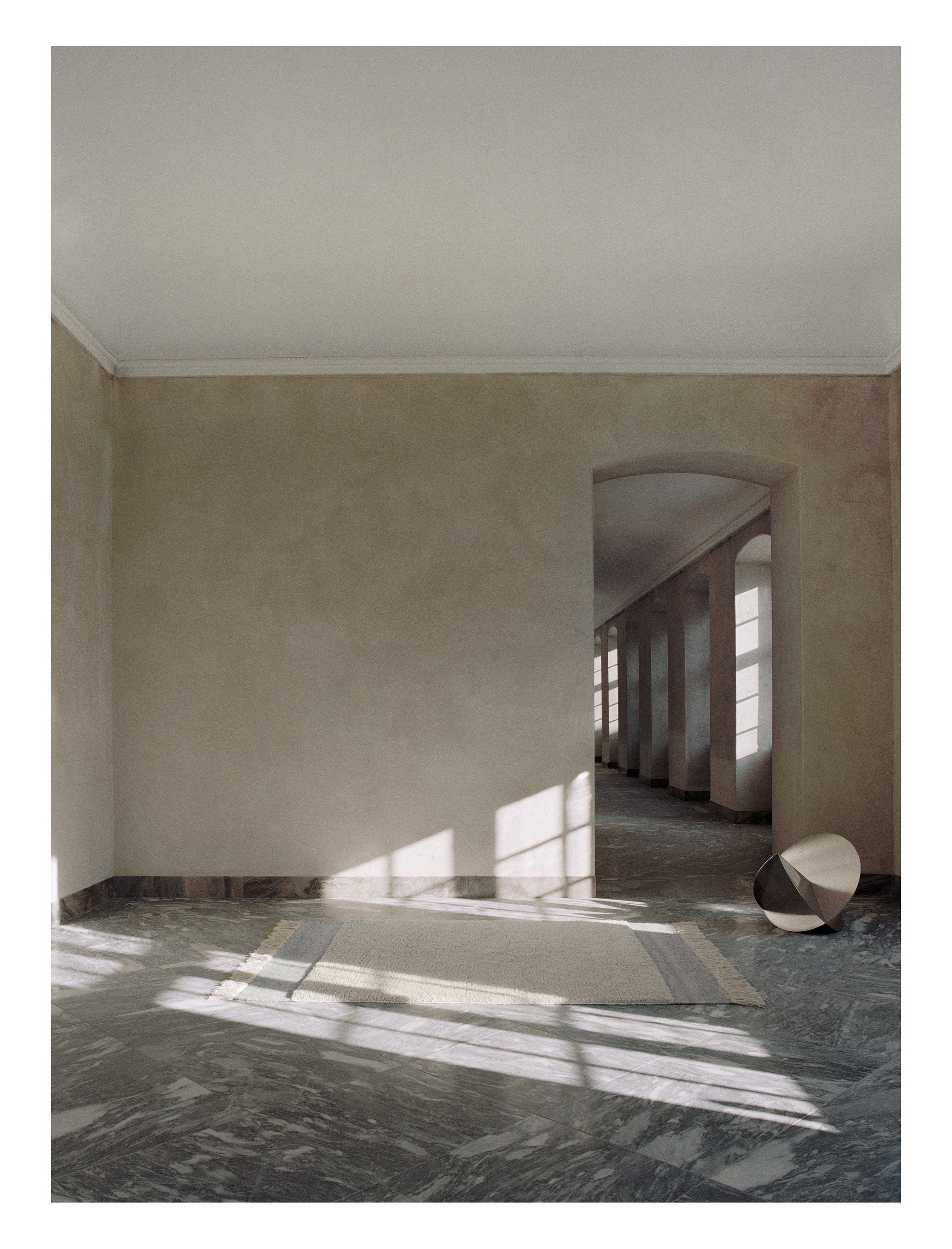 Koberec HUMBLE ACT zlomená biela so šedou