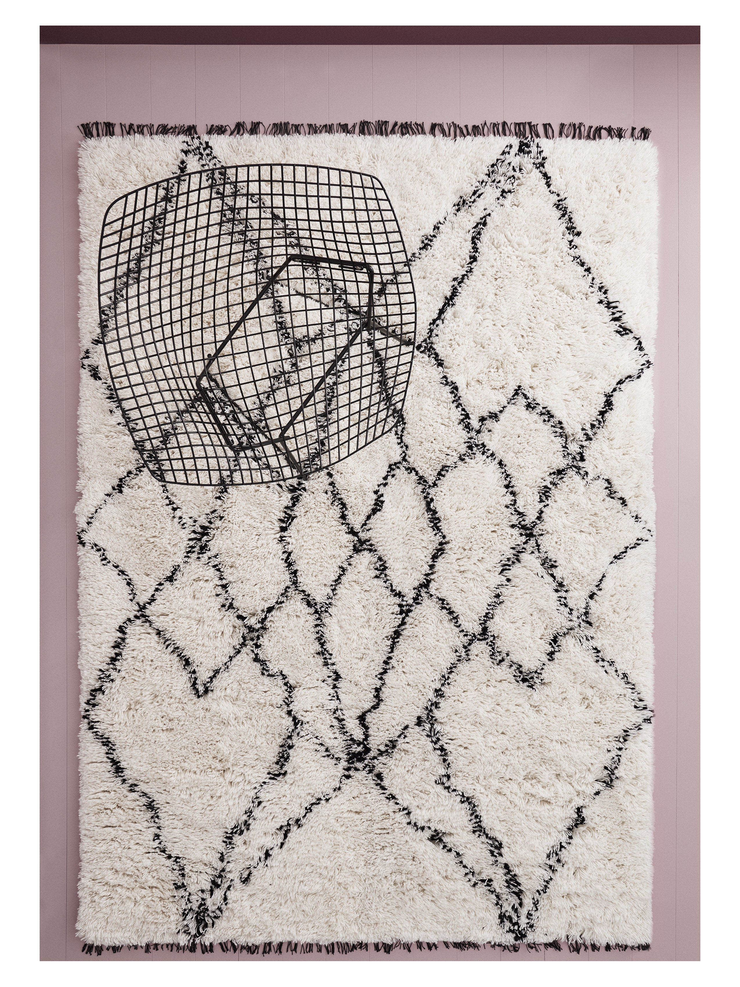 RUFFLE white long pile rug with black pattern