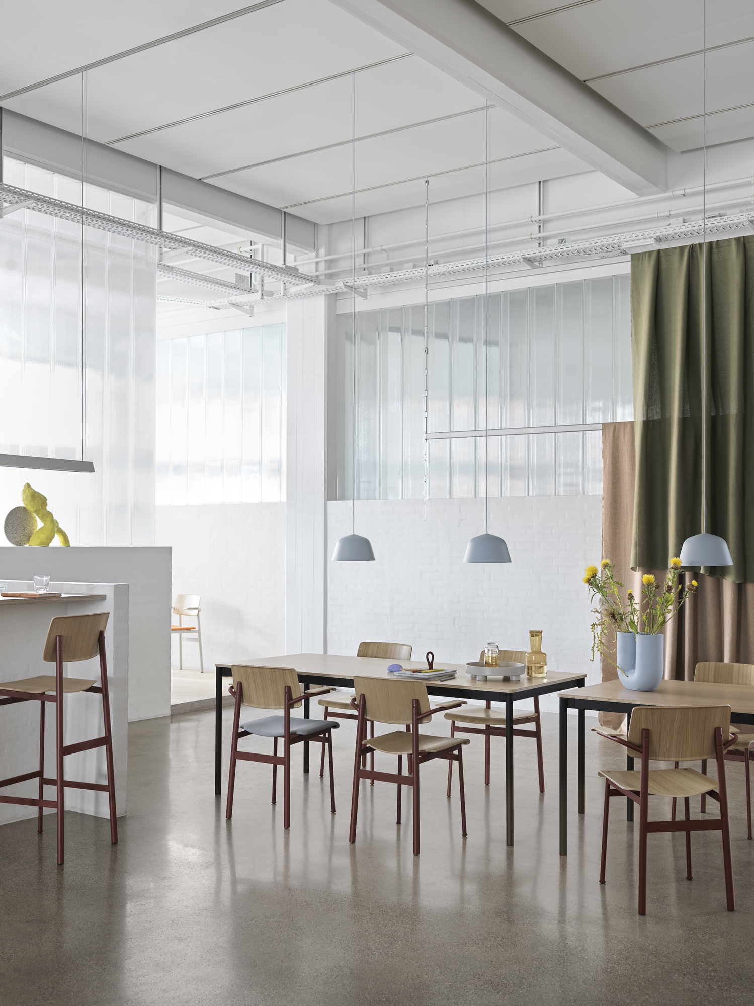 Kreslo s podrúčkami LOFT dýha dubová s čiernym podstavcom