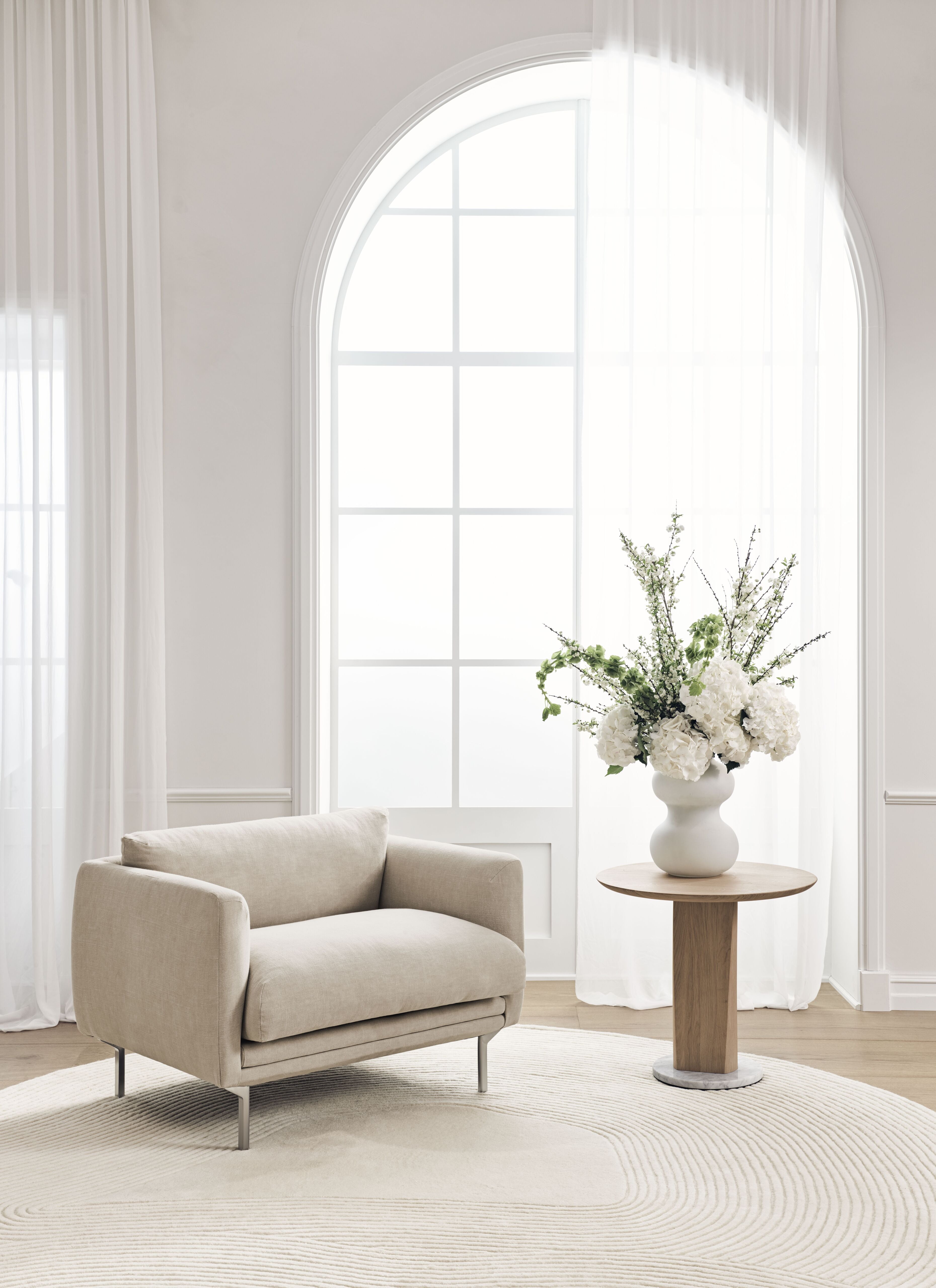 Fotel LOMI s oceľovým podstavcom