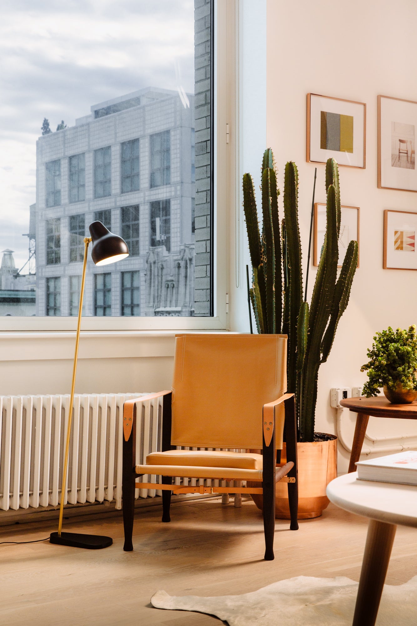 Stojaca lampa VL 38 čierna so zlatým povrchom