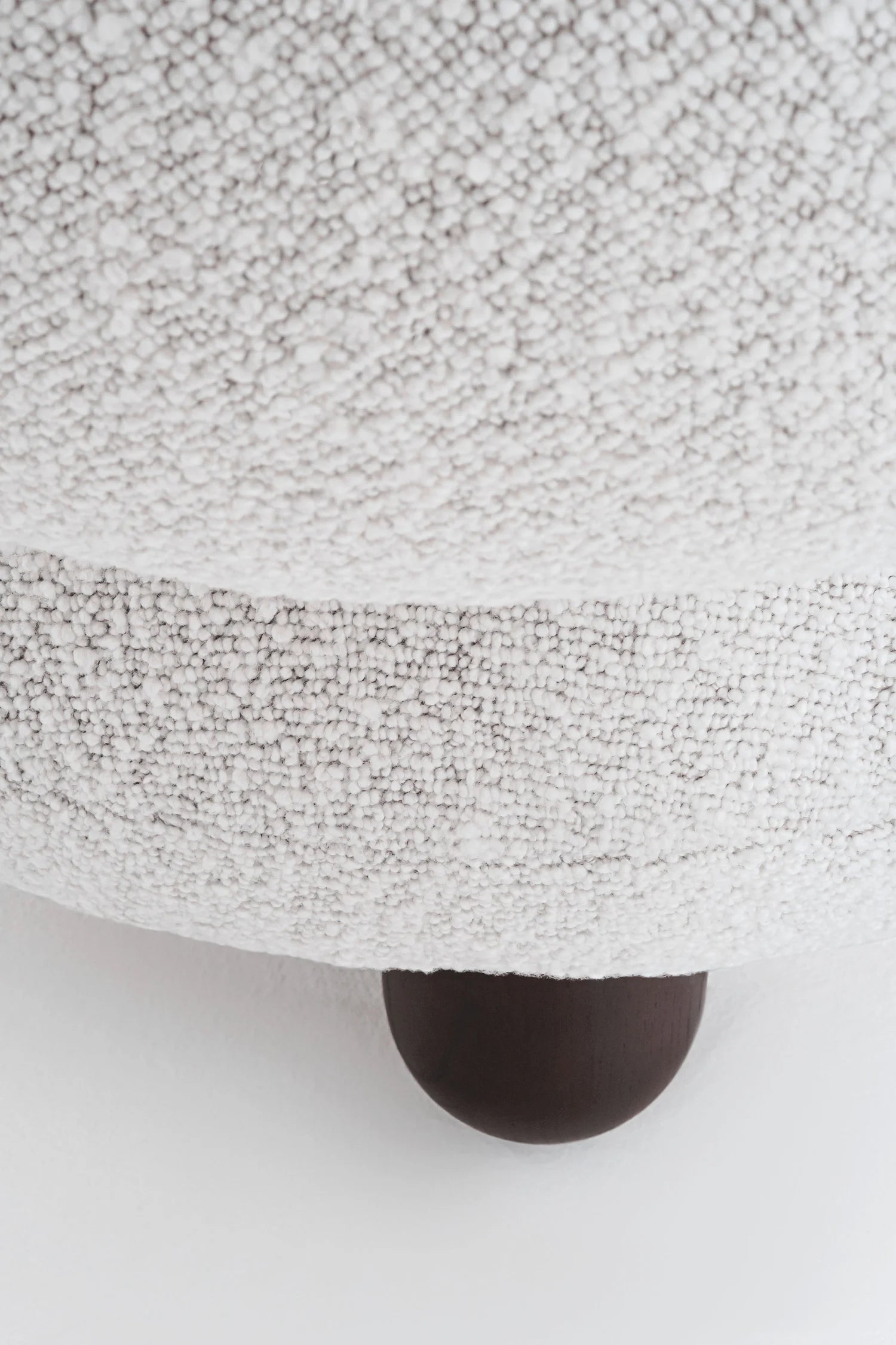 Fotel FLOCK čalúnený s drevenou základňou