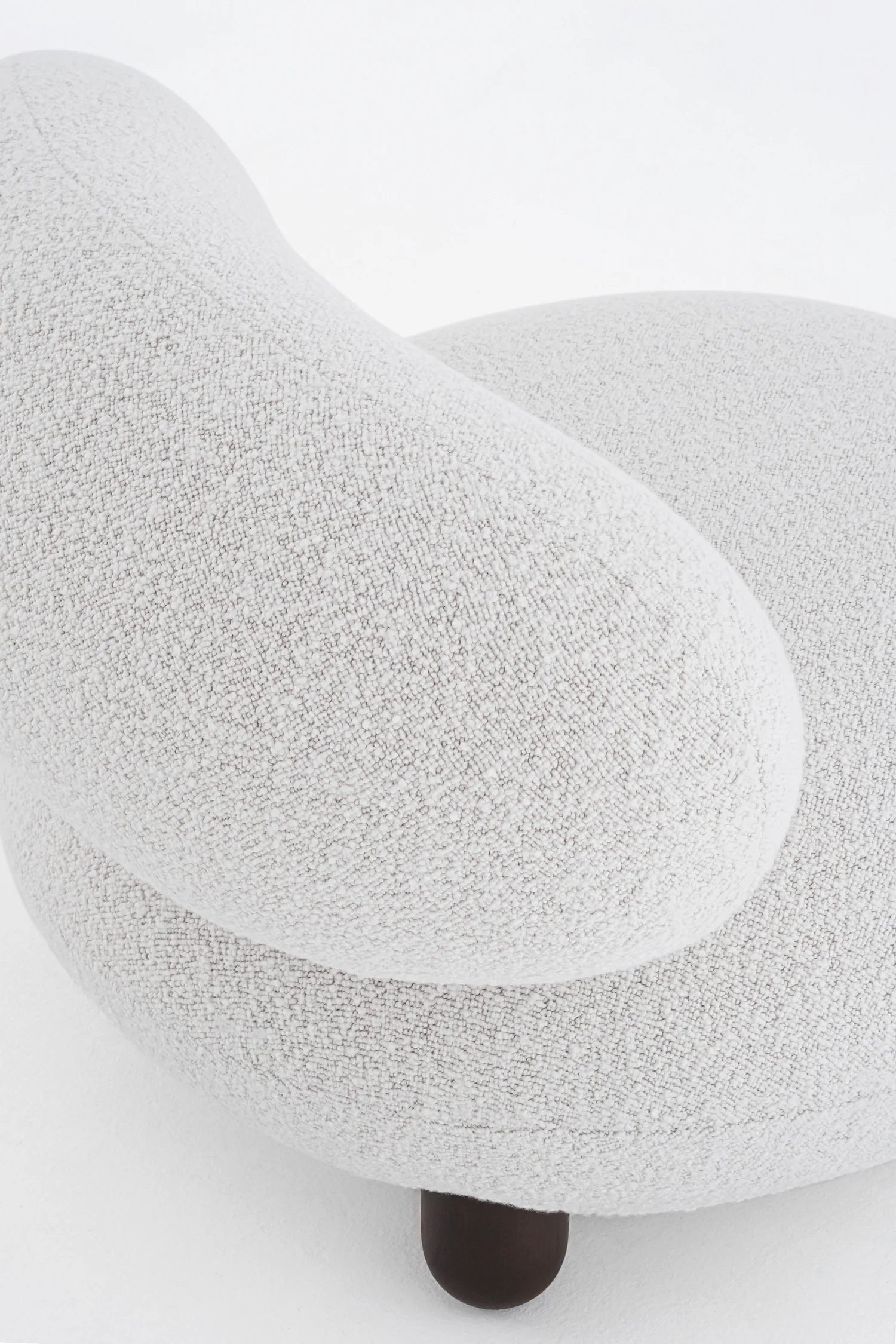 Fotel FLOCK čalúnený s drevenou základňou