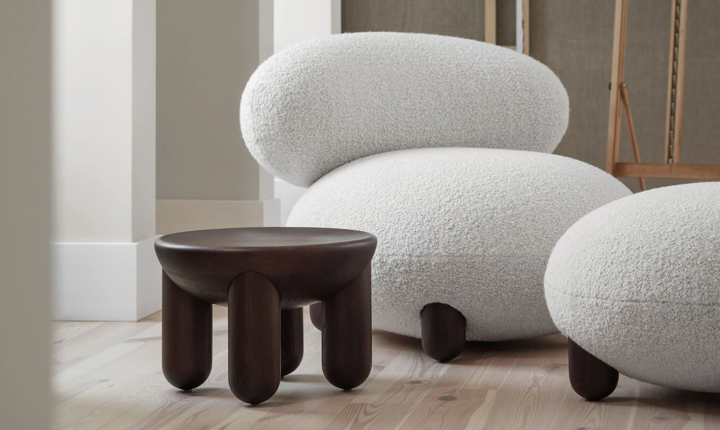 Fotel FLOCK čalúnený s drevenou základňou