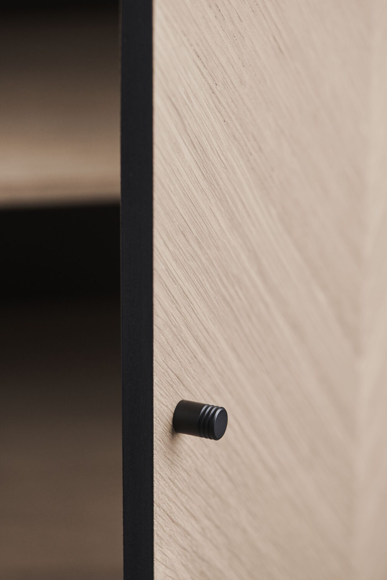 Barový stolík LUXE z dubového dreva so šedým podstavcom