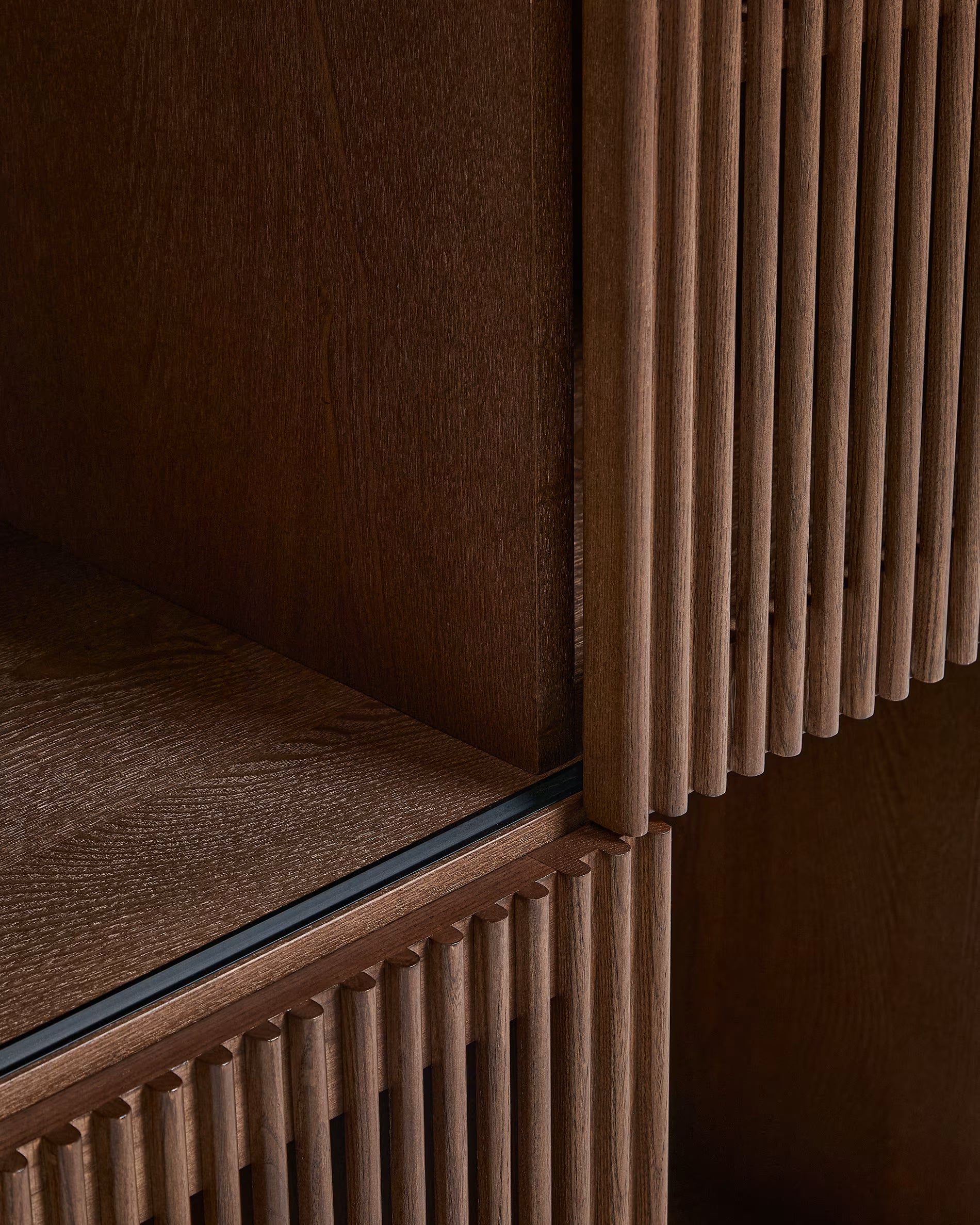 Regál BEYLA tmavohnedé jaseňové drevo