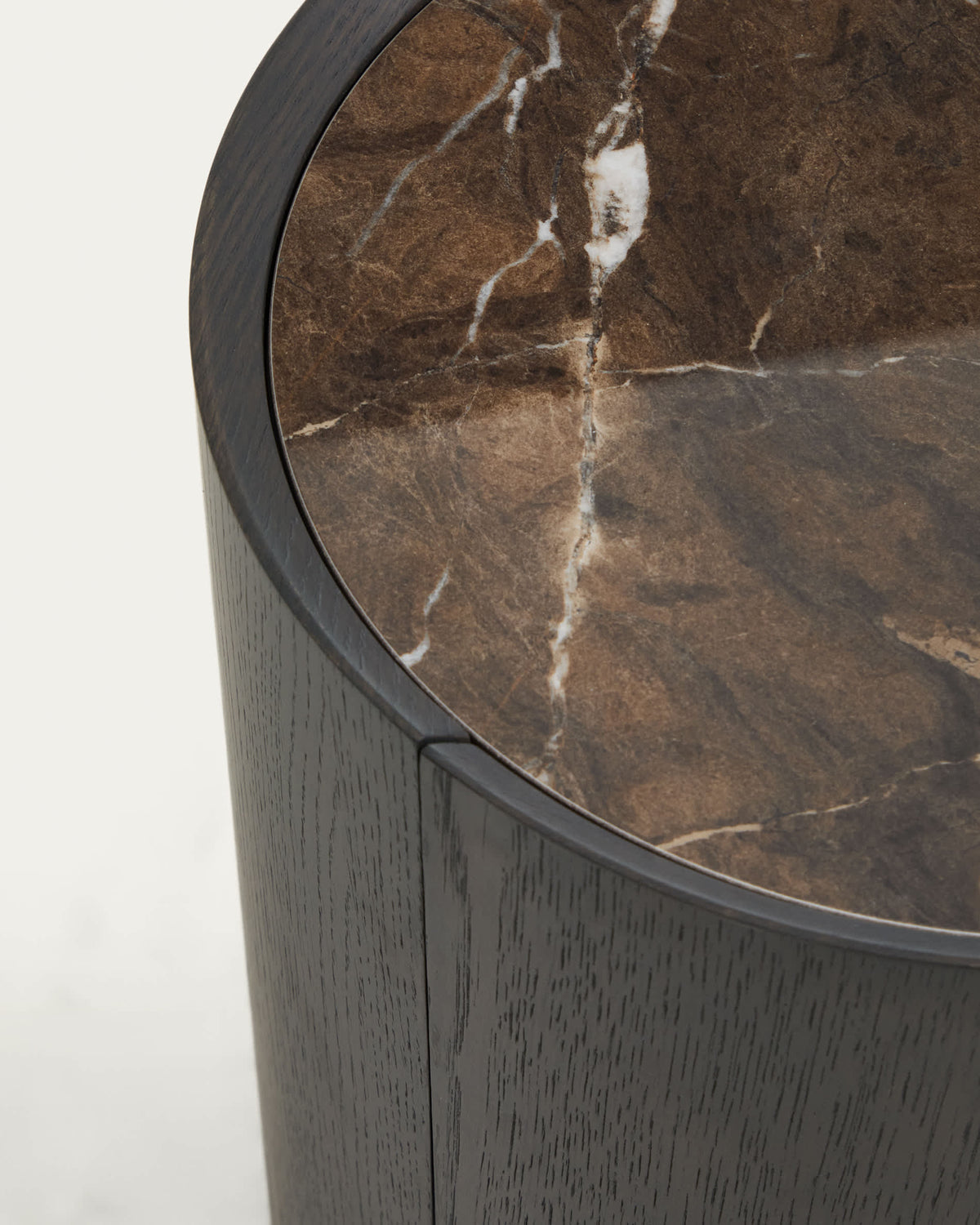 Szafka nocna okrągła NEMORE z szufladą ciemny fornir dębowy z ceramicznym blatem – ujęcie 3