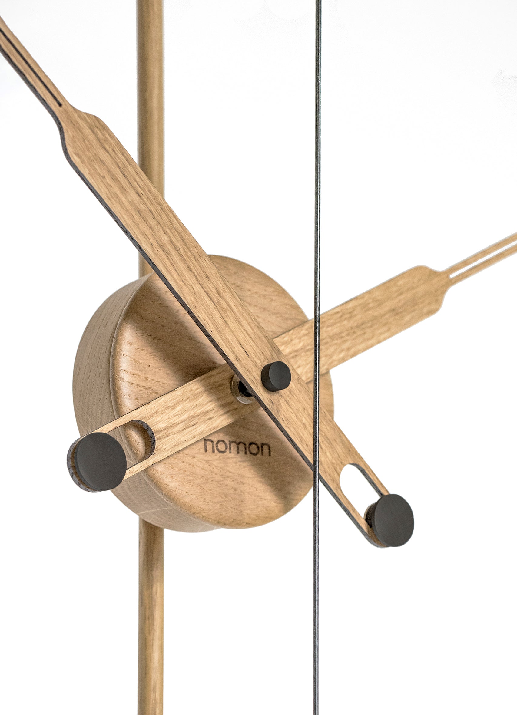 Nástenné hodiny MINI BARCELONA PREMIUM z dubového dreva s čiernym povrchom