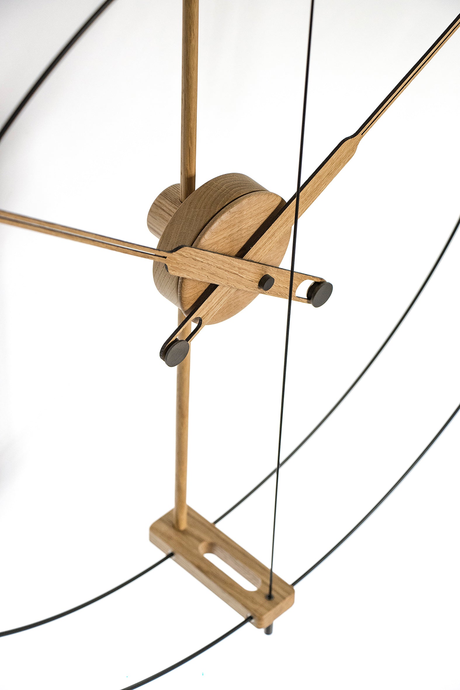 Nástenné hodiny MINI BARCELONA PREMIUM z dubového dreva s čiernym povrchom