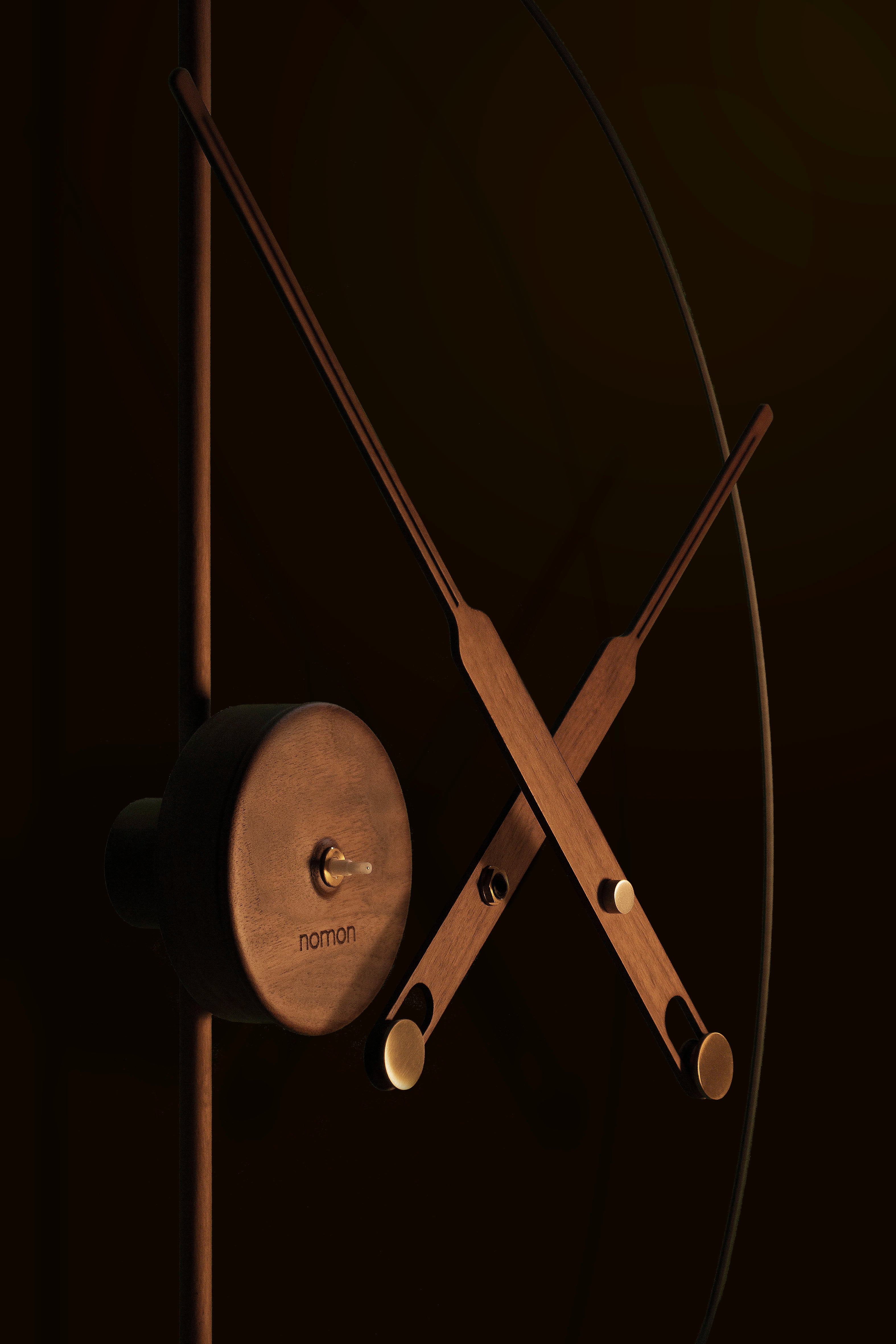 Nástenné hodiny MINI BARCELONA PREMIUM orechové drevo s mosadzným povrchom