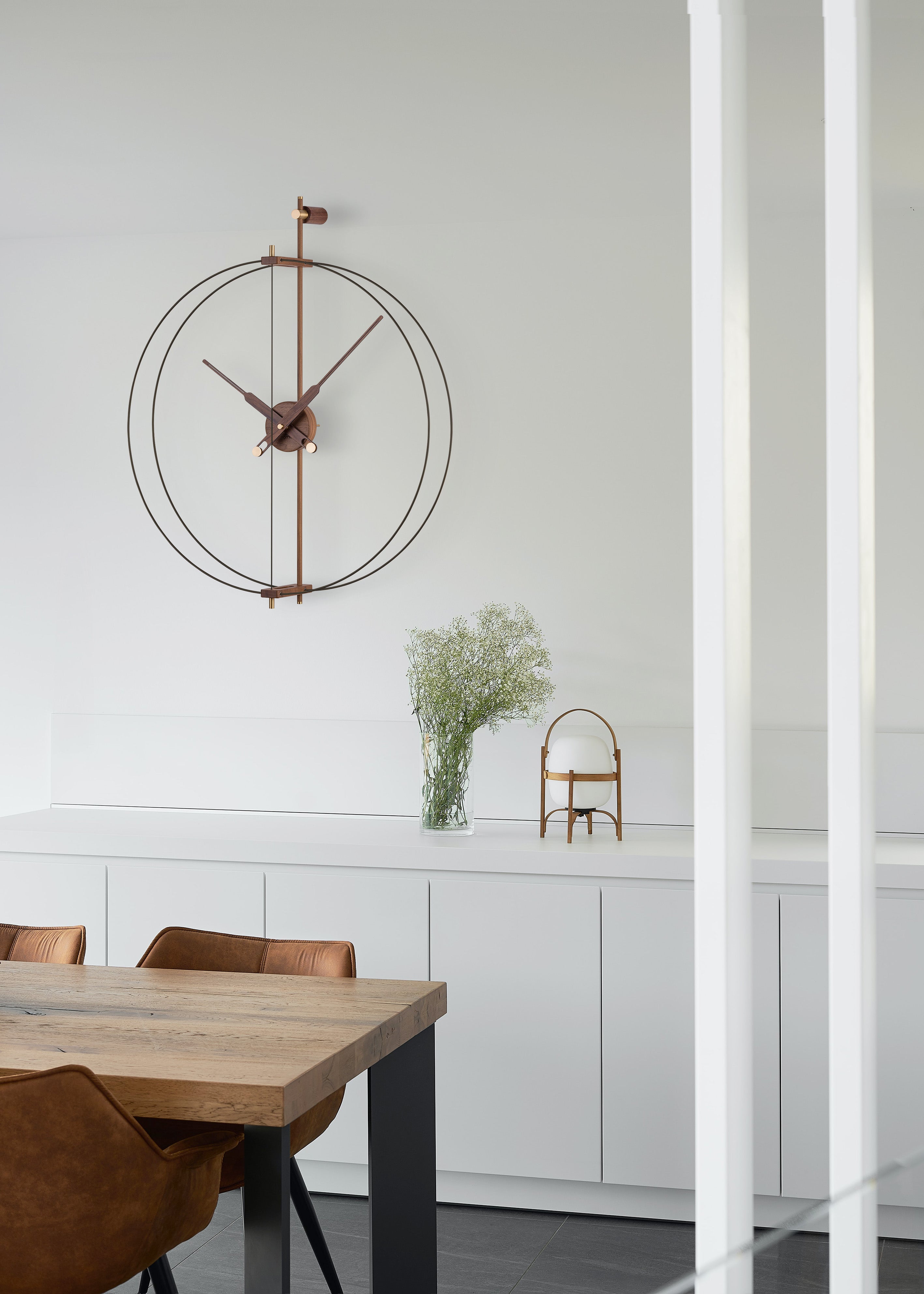 Nástenné hodiny MINI BARCELONA PREMIUM orechové drevo s čiernym povrchom