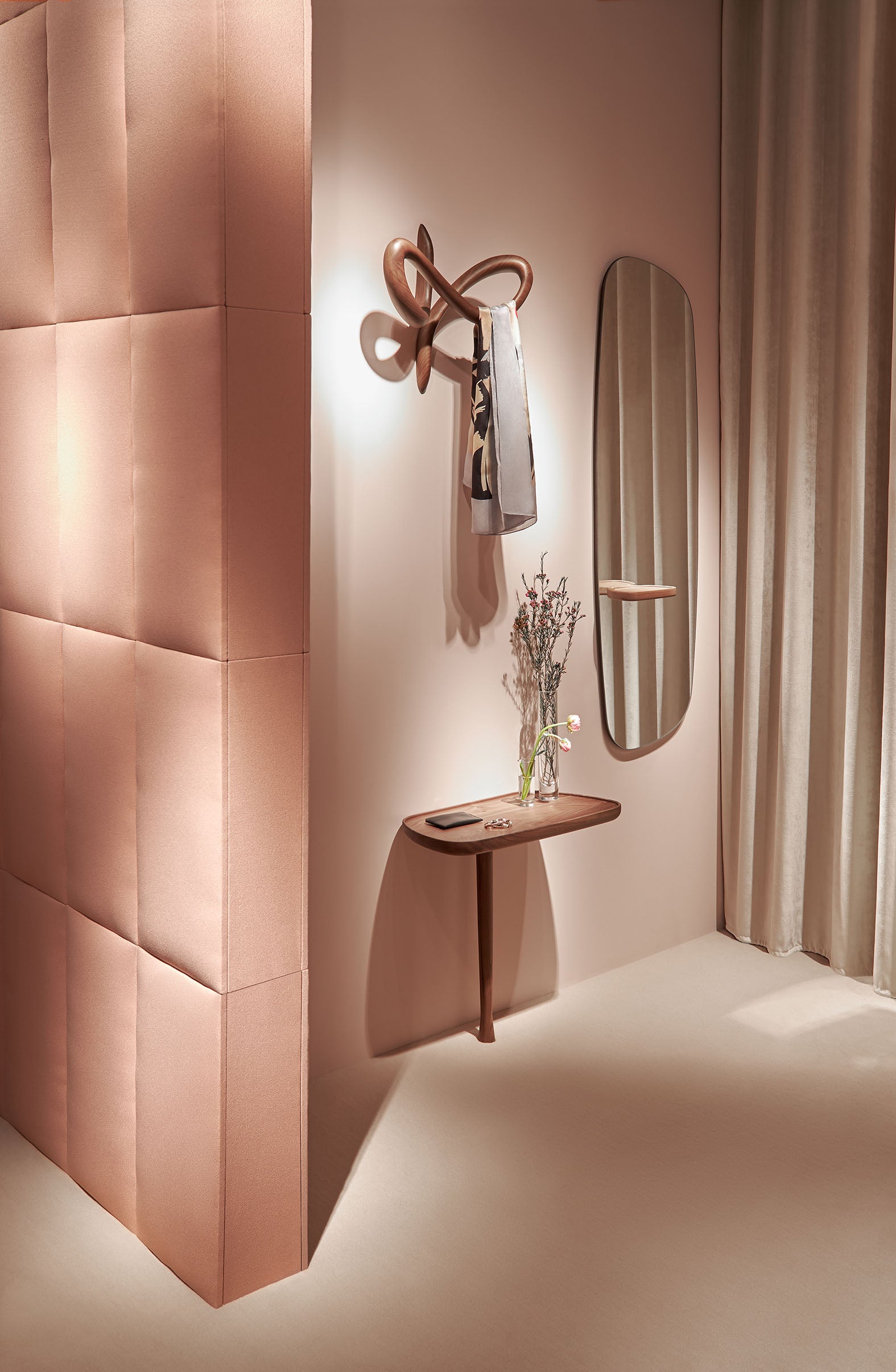 Bočný stolík pri stene MESITA z masívneho orechového dreva