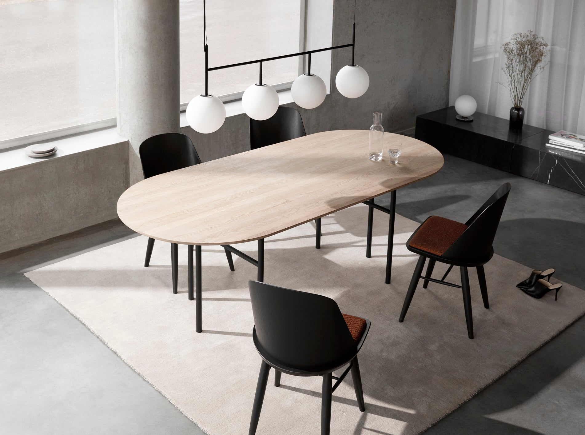 Stół owalny SNAREGADE czarny fornir dębowy