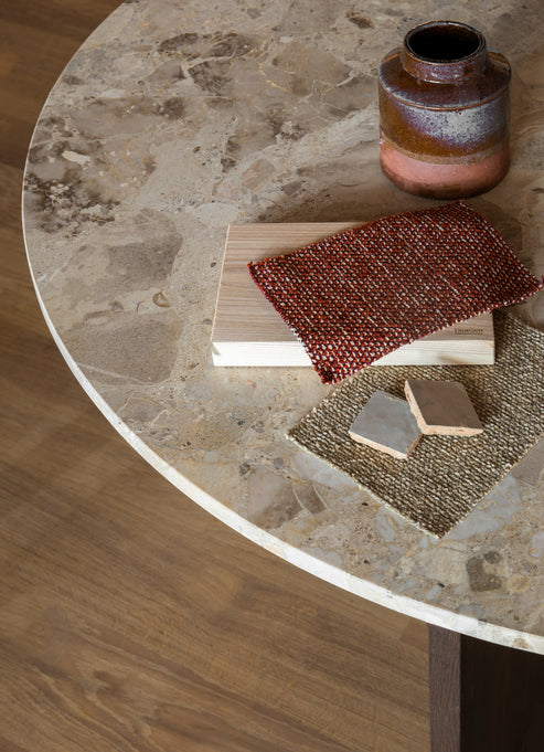 Stół okrągły ANDROGYNE beżowy marmur z ciemną dębową podstawą