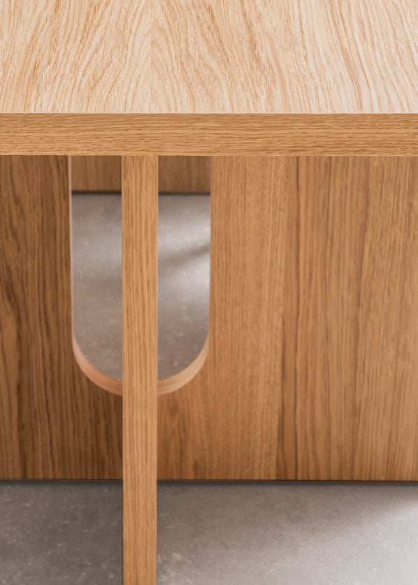 ANDROGYNE oak veneer table