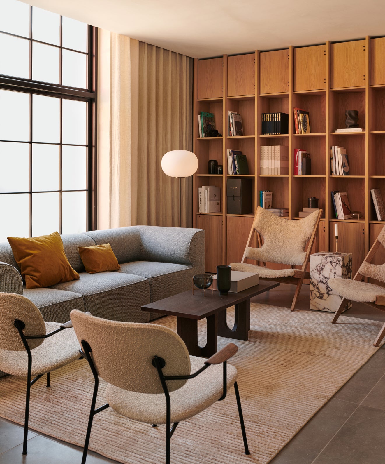 Fotel KNITTING tmavohnedá ovčia koža s tmavým dubovým podstavcom