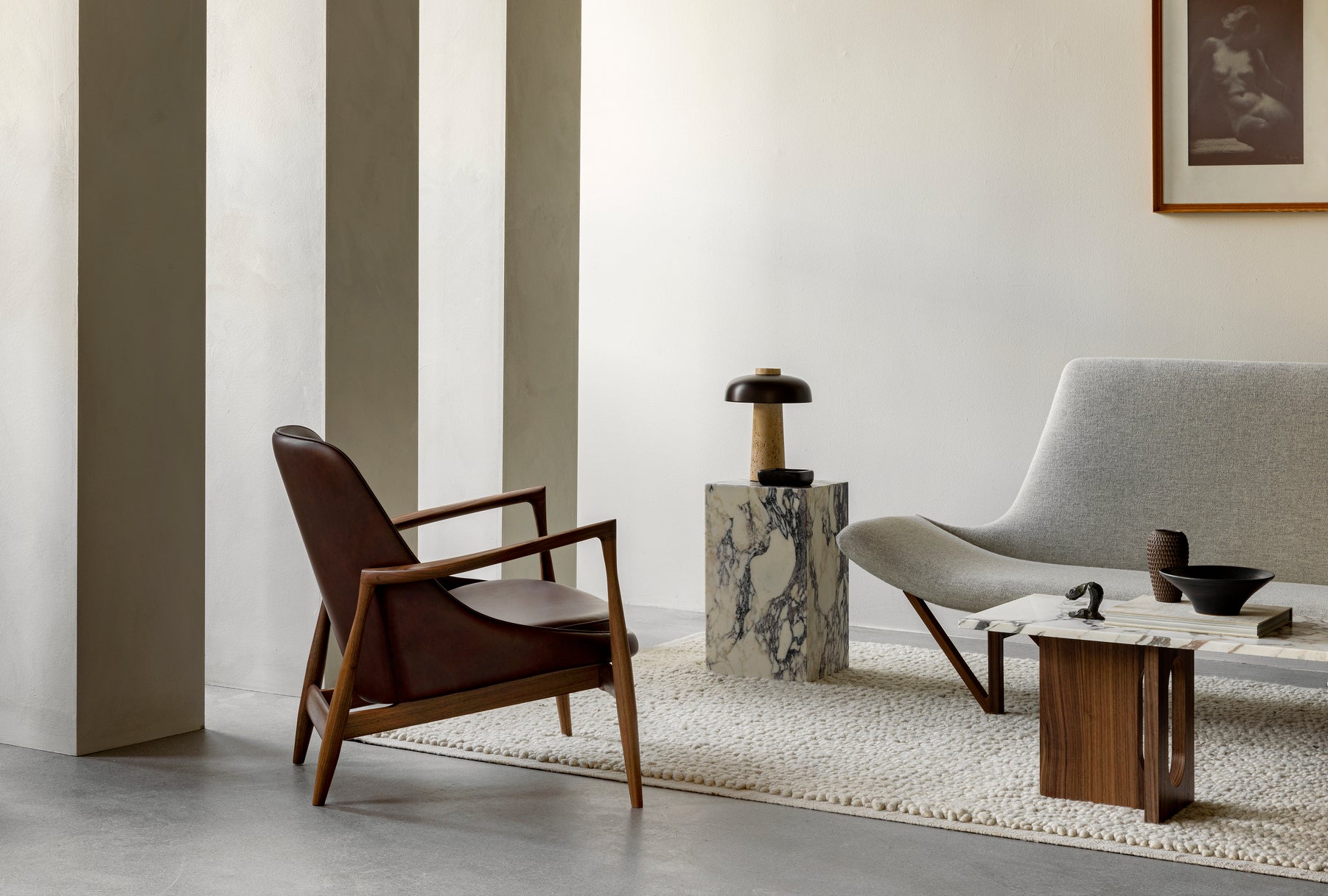 Fotel ELIZABETH brązowa skóra z orzechową podstawą