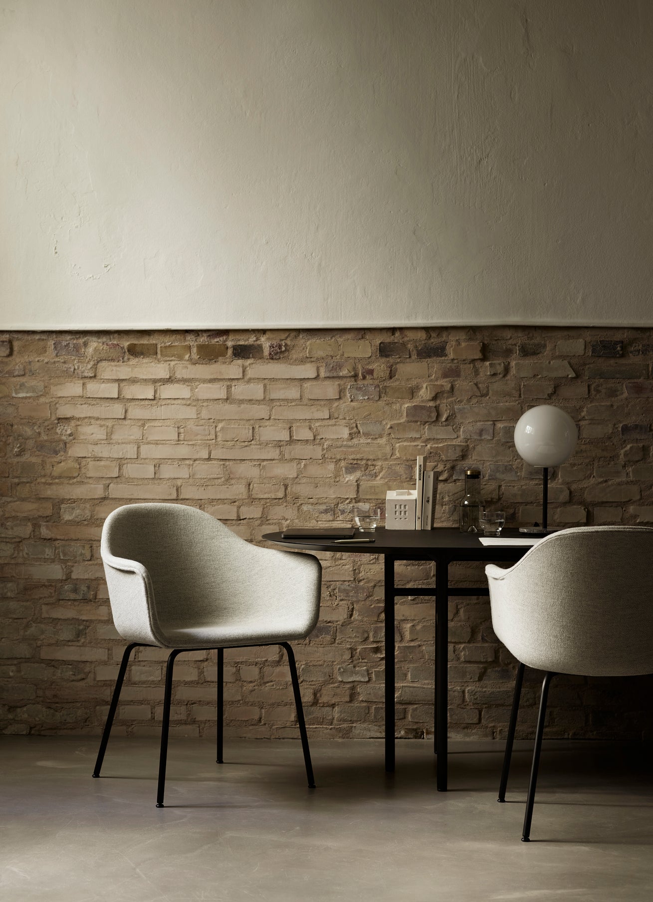 Kreslo s opierkami HARBOUR čierna koža s čiernym oceľovým podstavcom