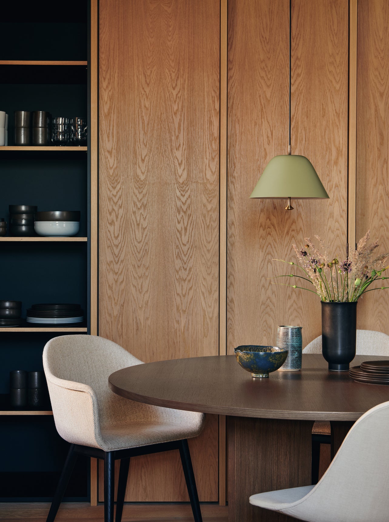 Kreslo s opierkami HARBOUR čierna koža s čiernym oceľovým podstavcom