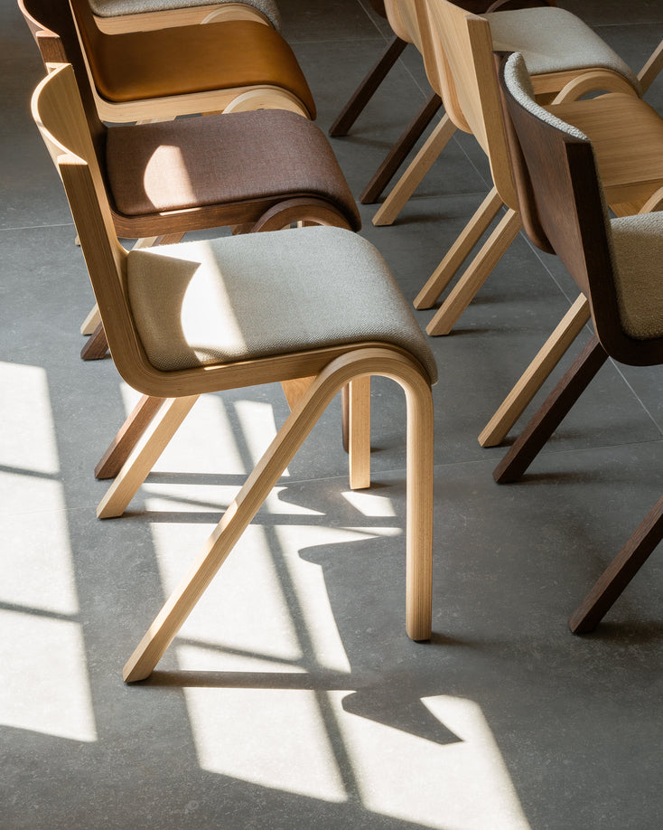 Stolička READY hnedá koža s tmavým dubovým podstavcom