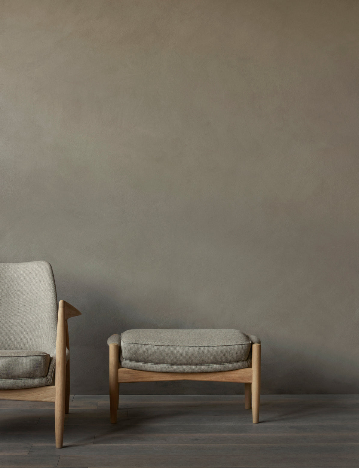 Podnóżek THE SEAL brązowa skóra z orzechową podstawą