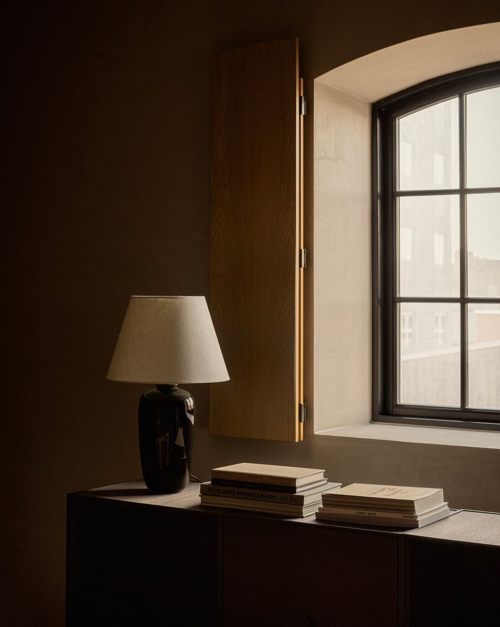 Stolná lampa TORSO čierna keramika s bielym tienidlom