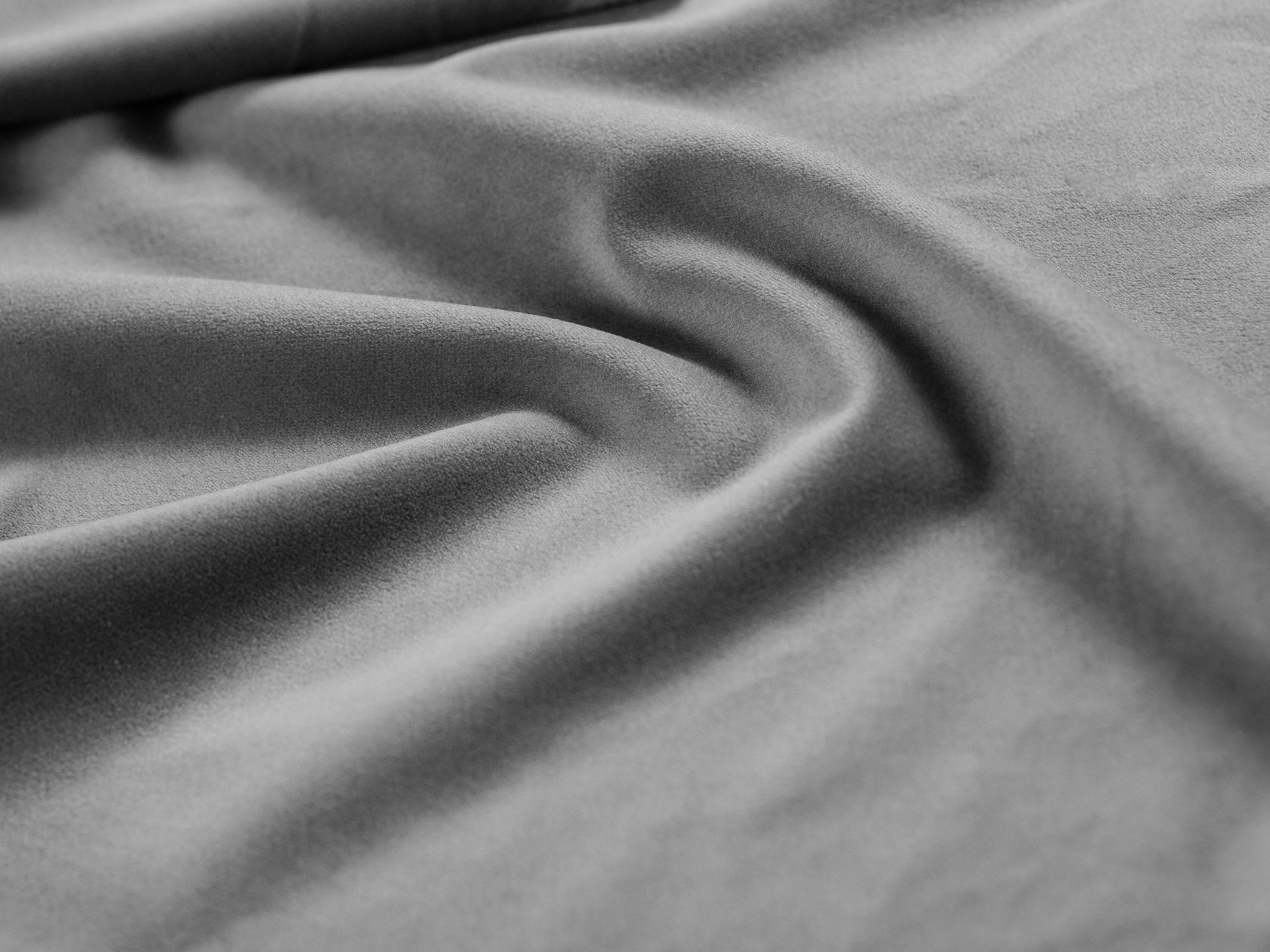 Sofa pre 2 osoby z jemného zamatového materiálu GEORGIA v svetlosivej farbe.