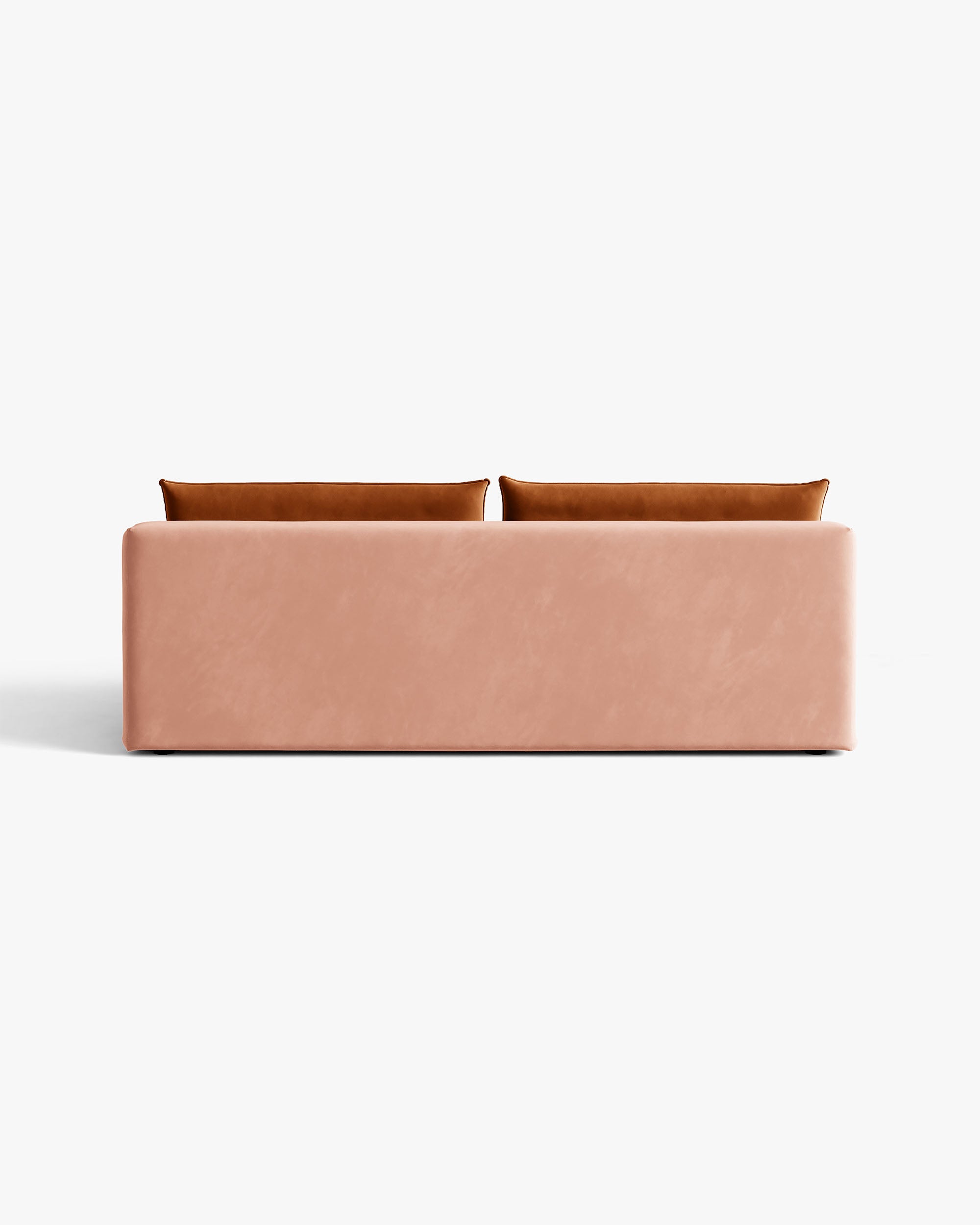 Sofa pre 3 osoby z aksamitom a funkciou spania HENA v ružovej farbe s tehlovými vankúšmi.