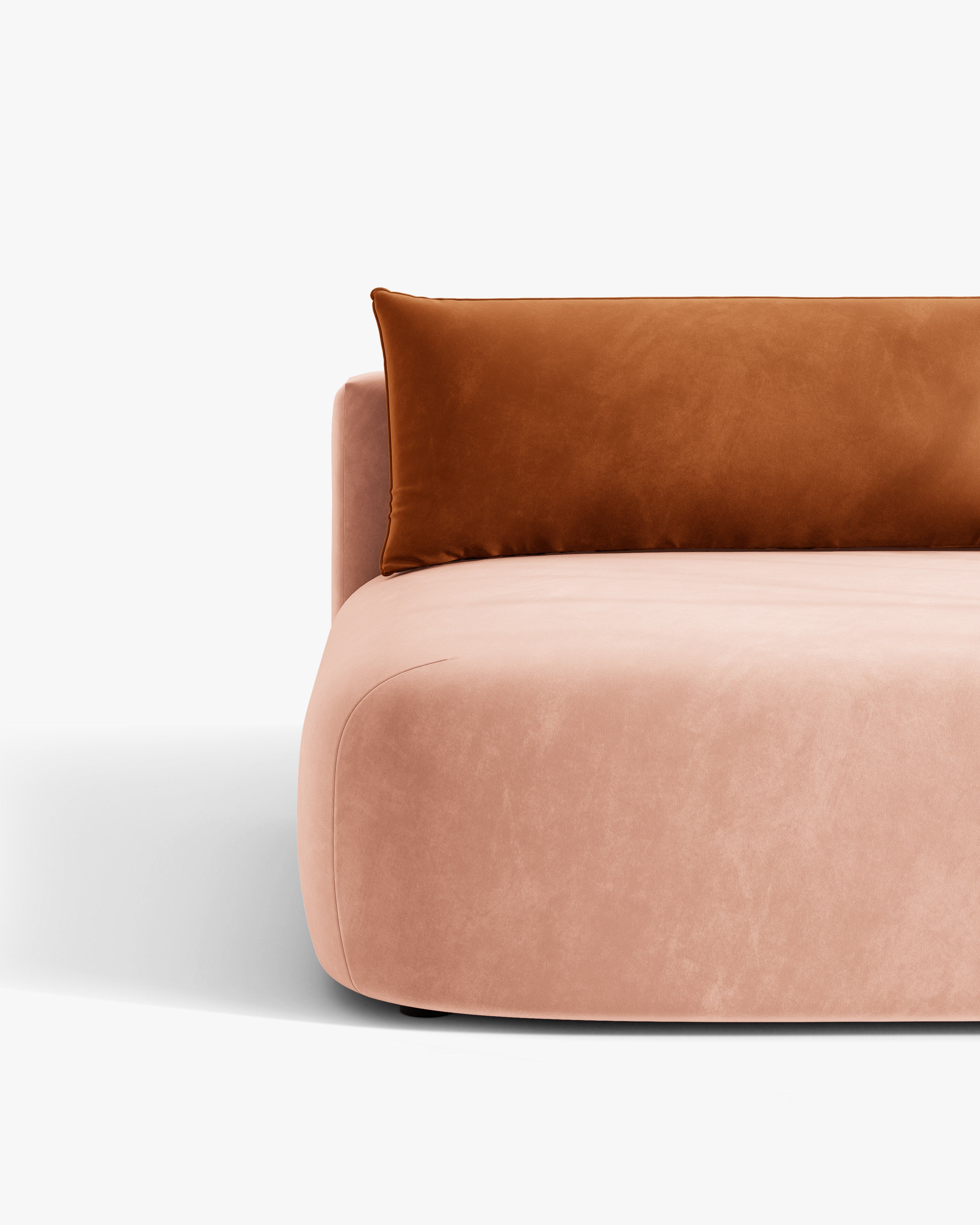 Sofa pre 3 osoby z aksamitom a funkciou spania HENA v ružovej farbe s tehlovými vankúšmi.