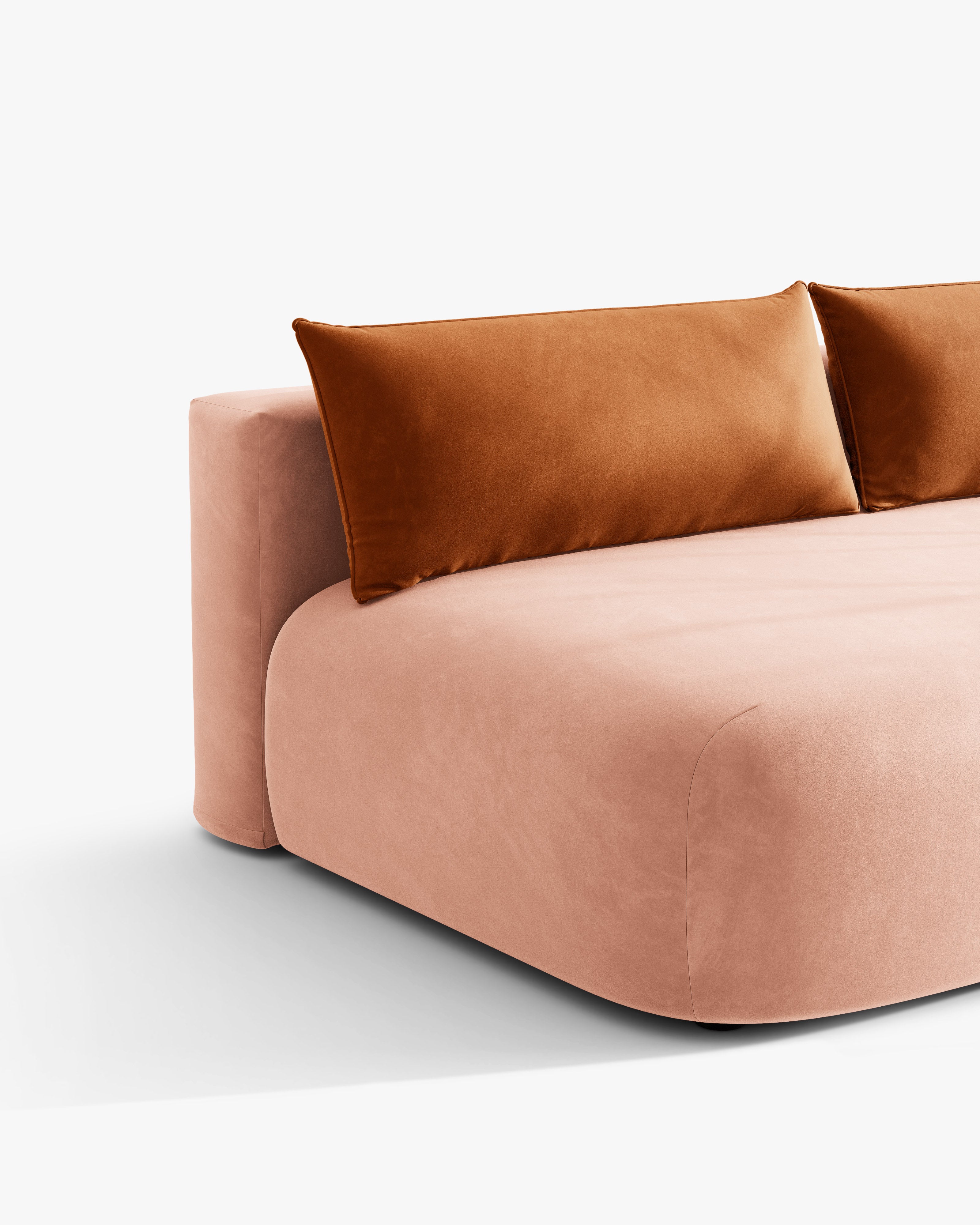 Sofa pre 3 osoby z aksamitom a funkciou spania HENA v ružovej farbe s tehlovými vankúšmi.