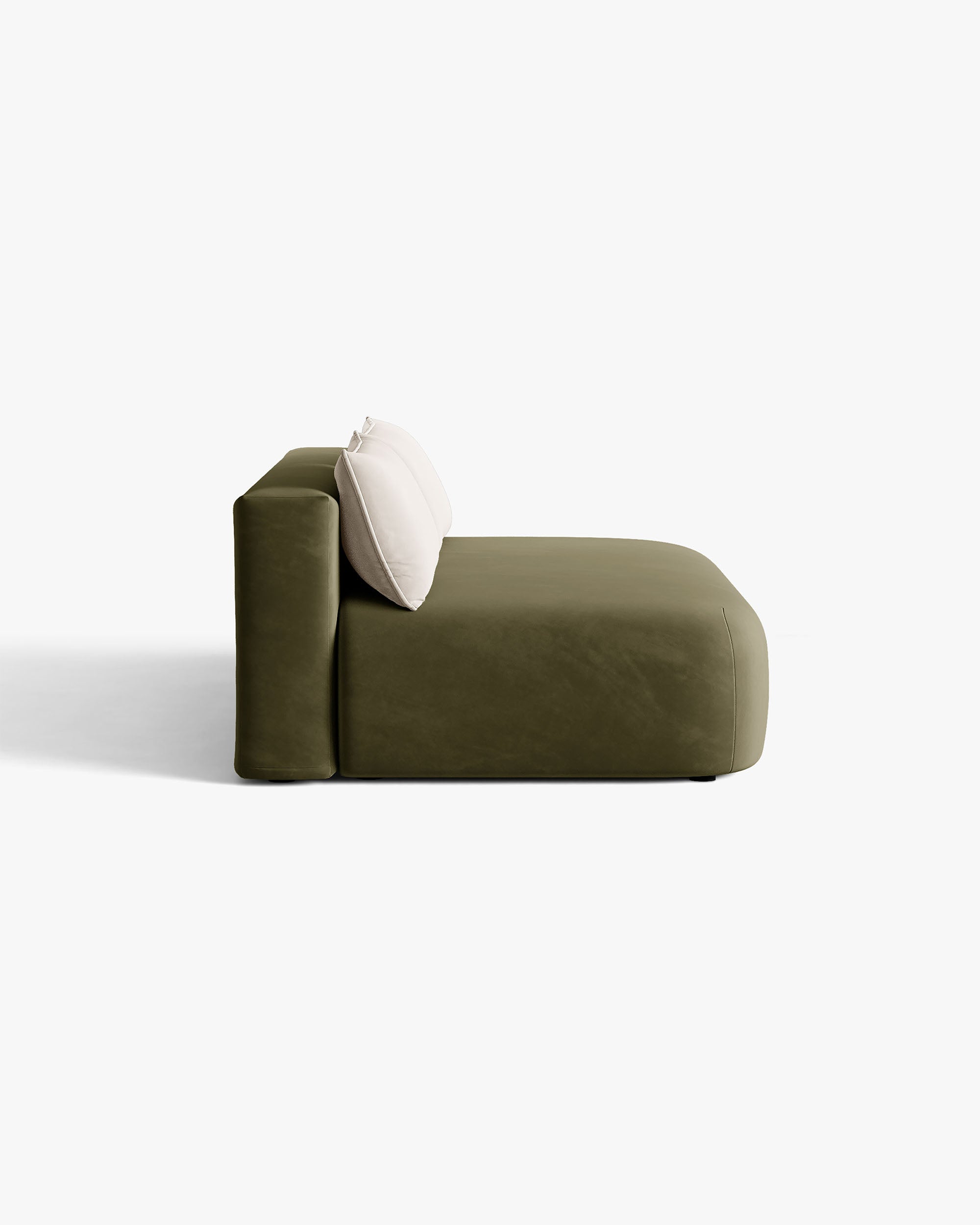 Sofa pre 3 osoby z aksamitom a funkciou spania HENA v zelenej farbe s béžovými vankúšmi.