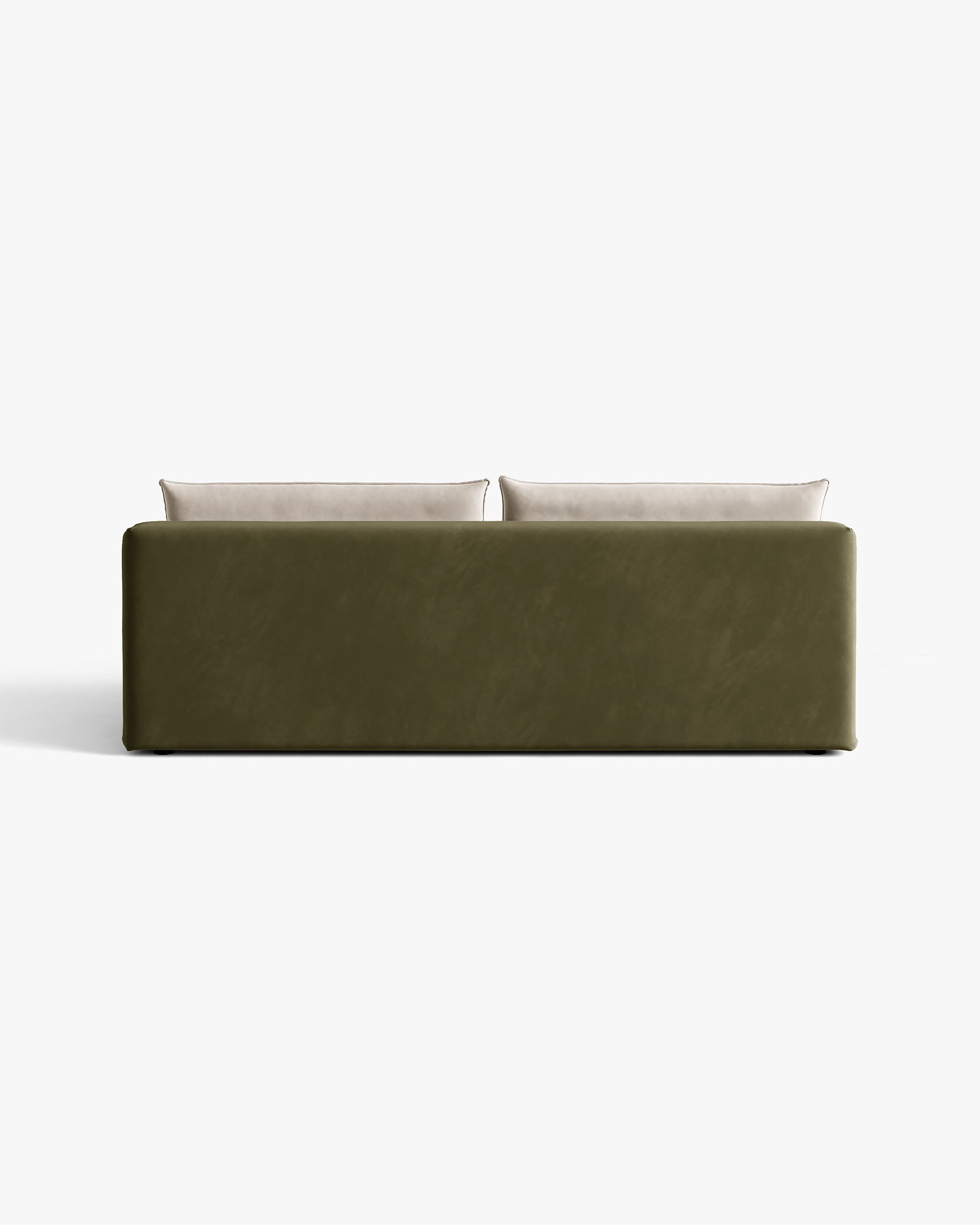 Sofa pre 3 osoby z aksamitom a funkciou spania HENA v zelenej farbe s béžovými vankúšmi.