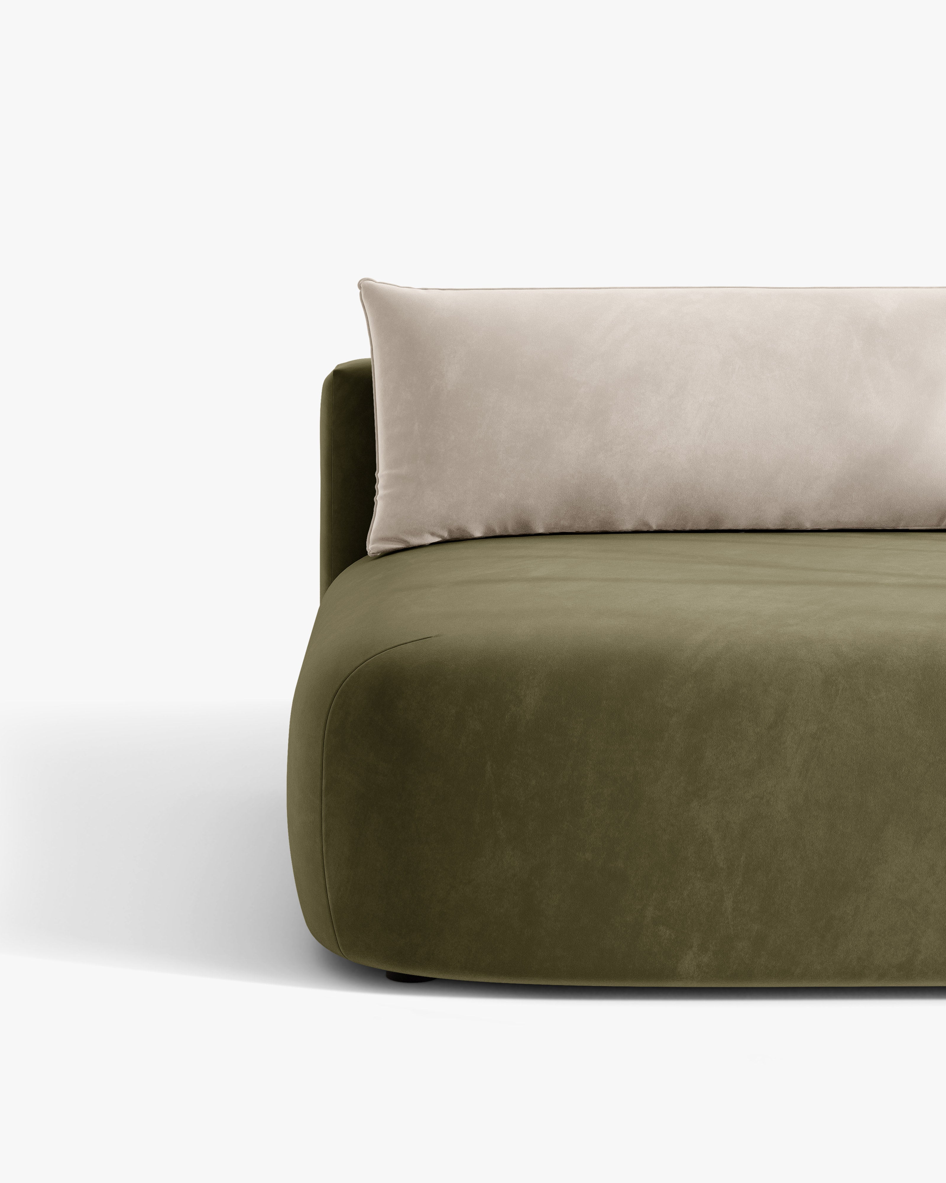 Sofa pre 3 osoby z aksamitom a funkciou spania HENA v zelenej farbe s béžovými vankúšmi.
