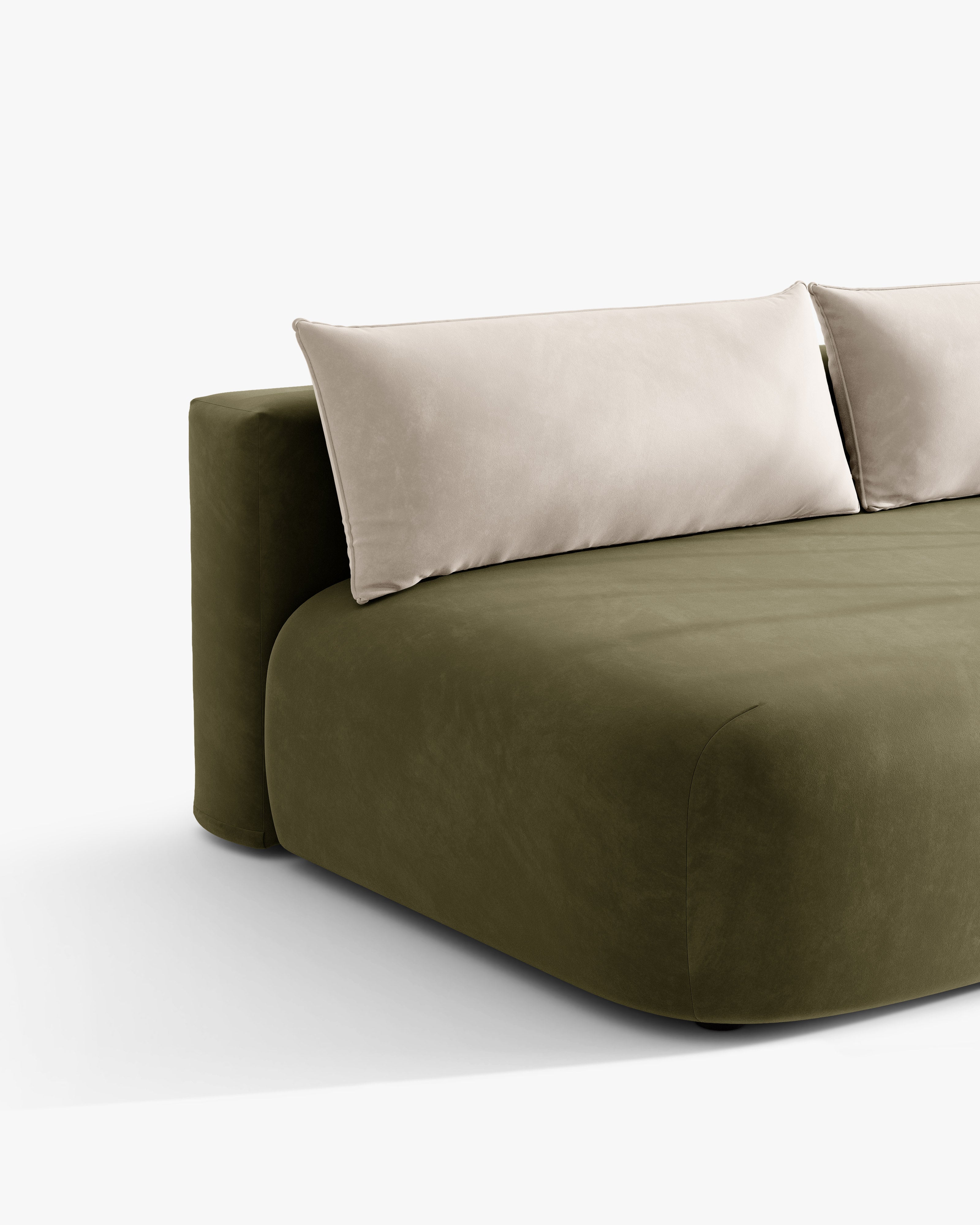 Sofa pre 3 osoby z aksamitom a funkciou spania HENA v zelenej farbe s béžovými vankúšmi.