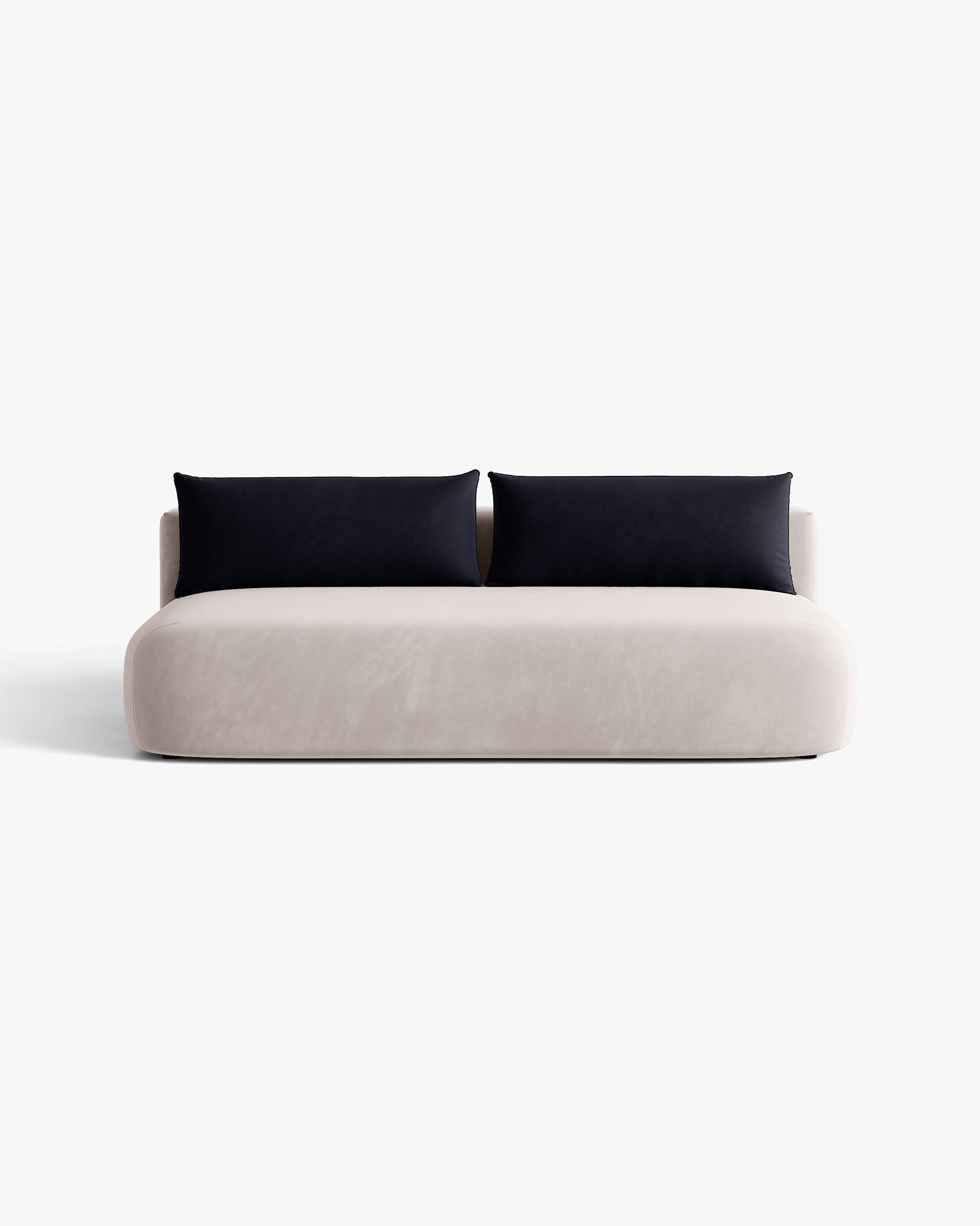 Sofa pre tri osoby z jemného zamatového materiálu s funkciou spania HENA v svetlosivej farbe s modrými vankúšmi.