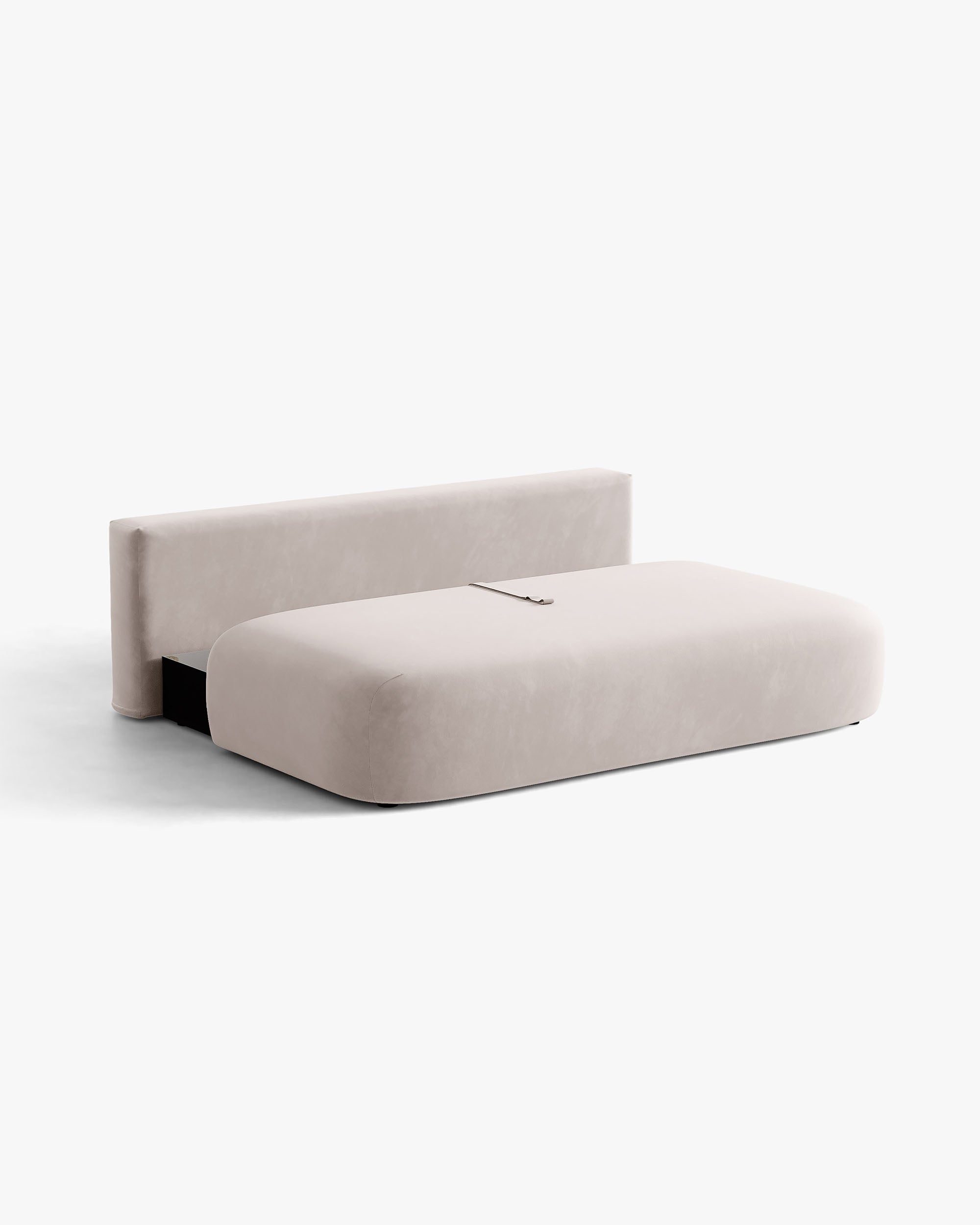 Sofa pre tri osoby z jemného zamatového materiálu s funkciou spania HENA v svetlosivej farbe s modrými vankúšmi.