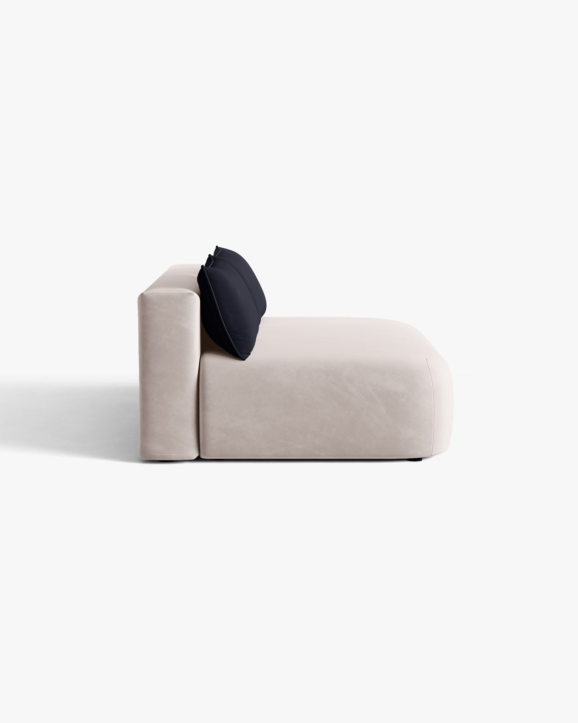 Sofa pre tri osoby z jemného zamatového materiálu s funkciou spania HENA v svetlosivej farbe s modrými vankúšmi.