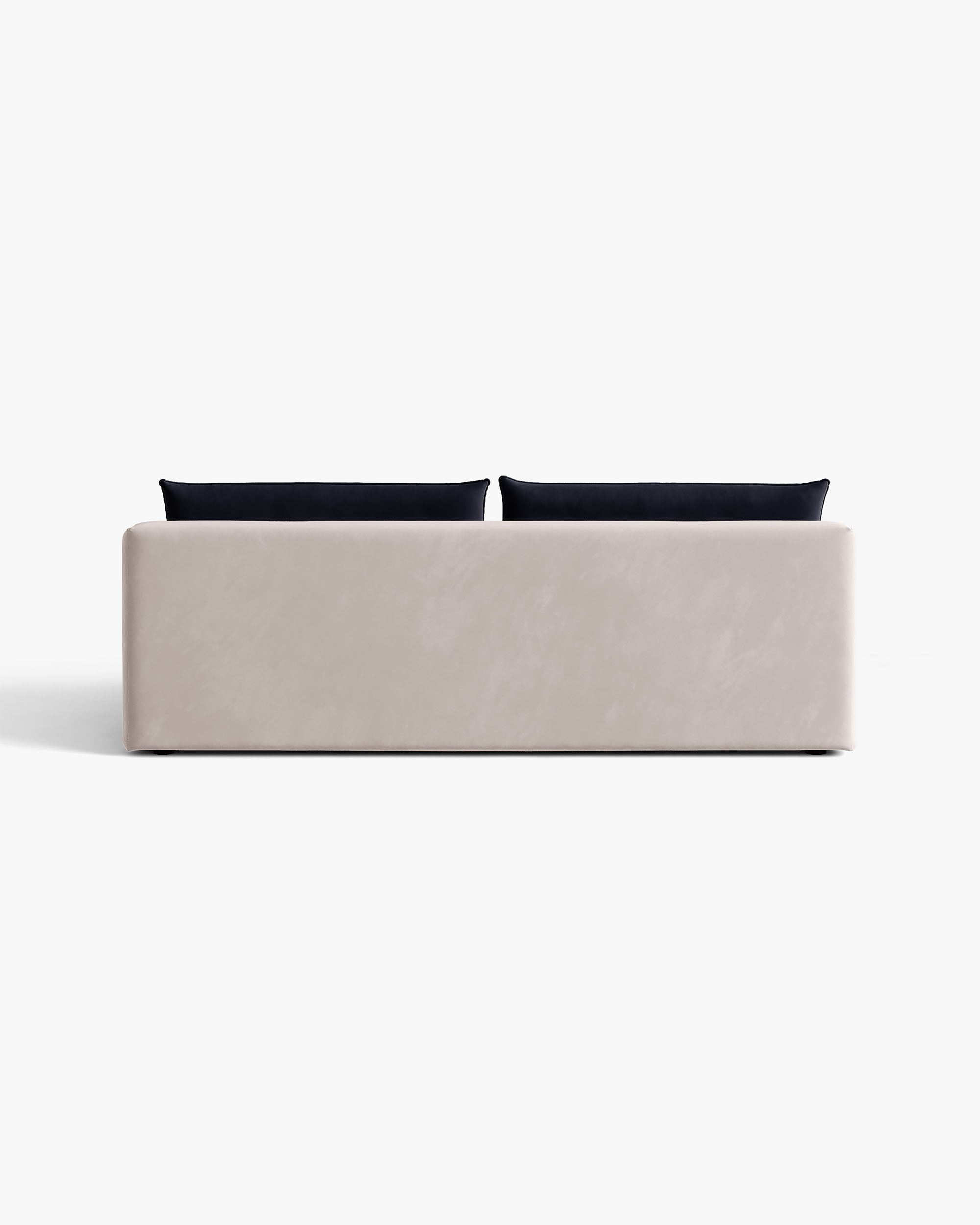 Sofa pre tri osoby z jemného zamatového materiálu s funkciou spania HENA v svetlosivej farbe s modrými vankúšmi.