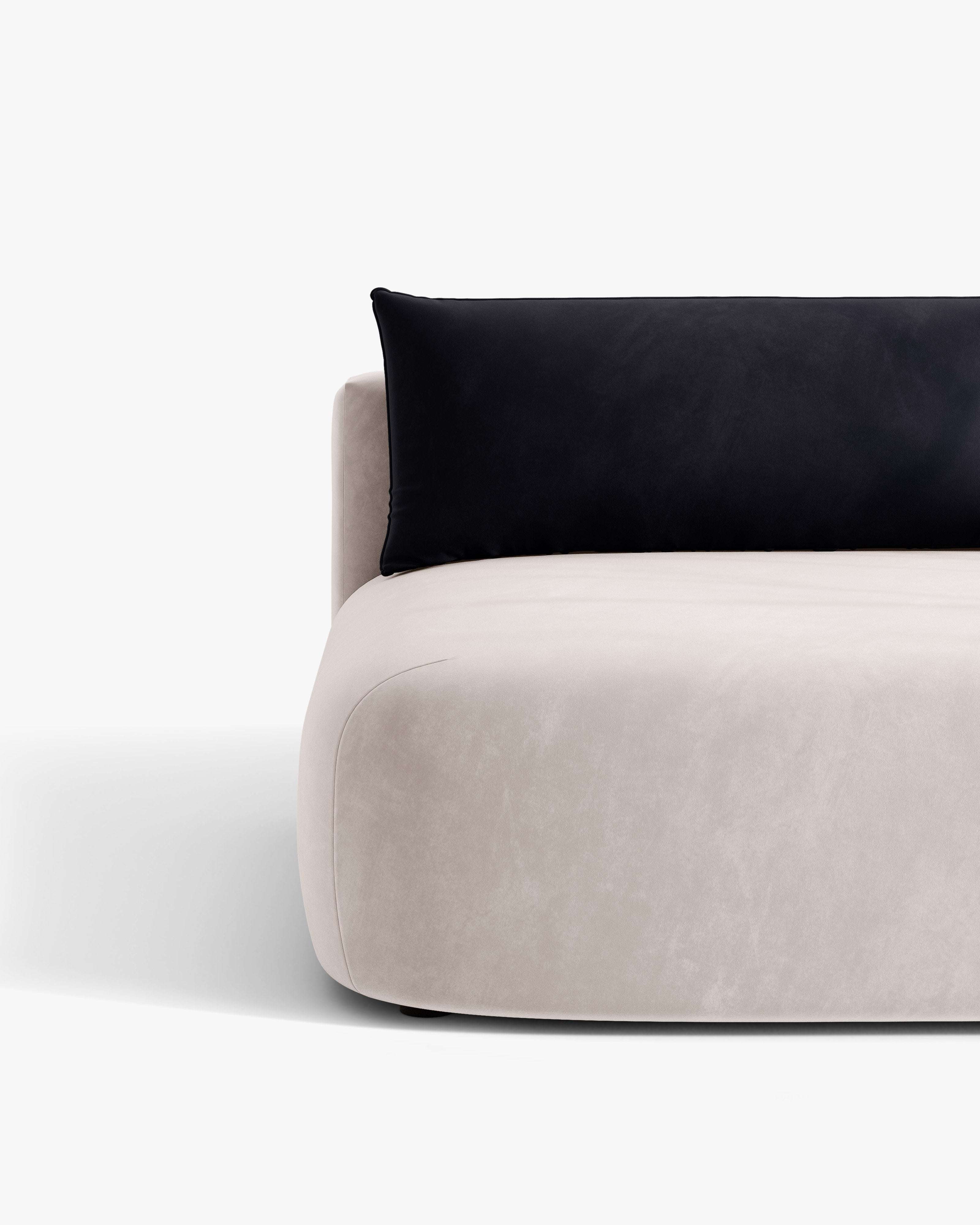 Sofa pre tri osoby z jemného zamatového materiálu s funkciou spania HENA v svetlosivej farbe s modrými vankúšmi.