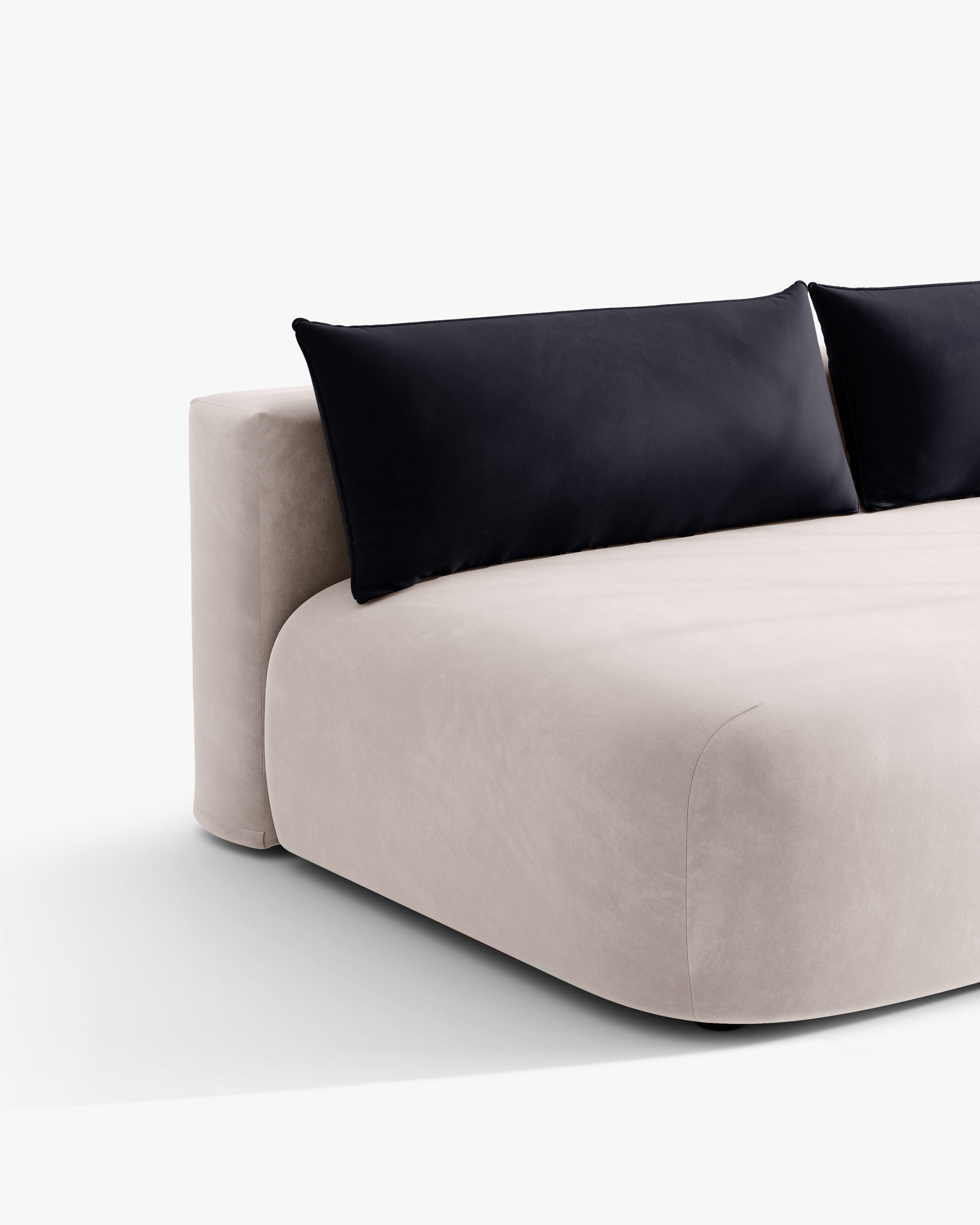 Sofa pre tri osoby z jemného zamatového materiálu s funkciou spania HENA v svetlosivej farbe s modrými vankúšmi.