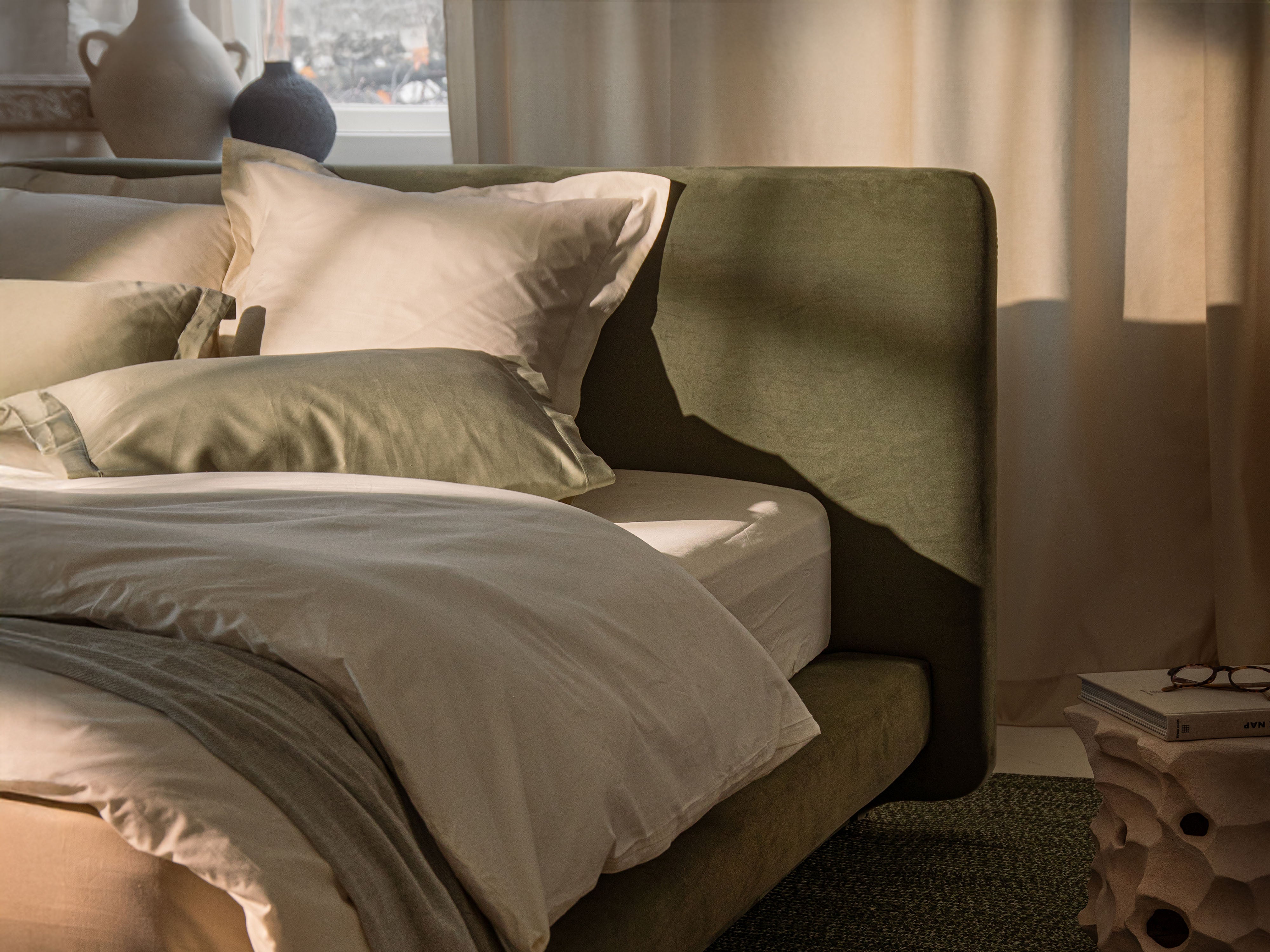 LINEA Bed White Boucle