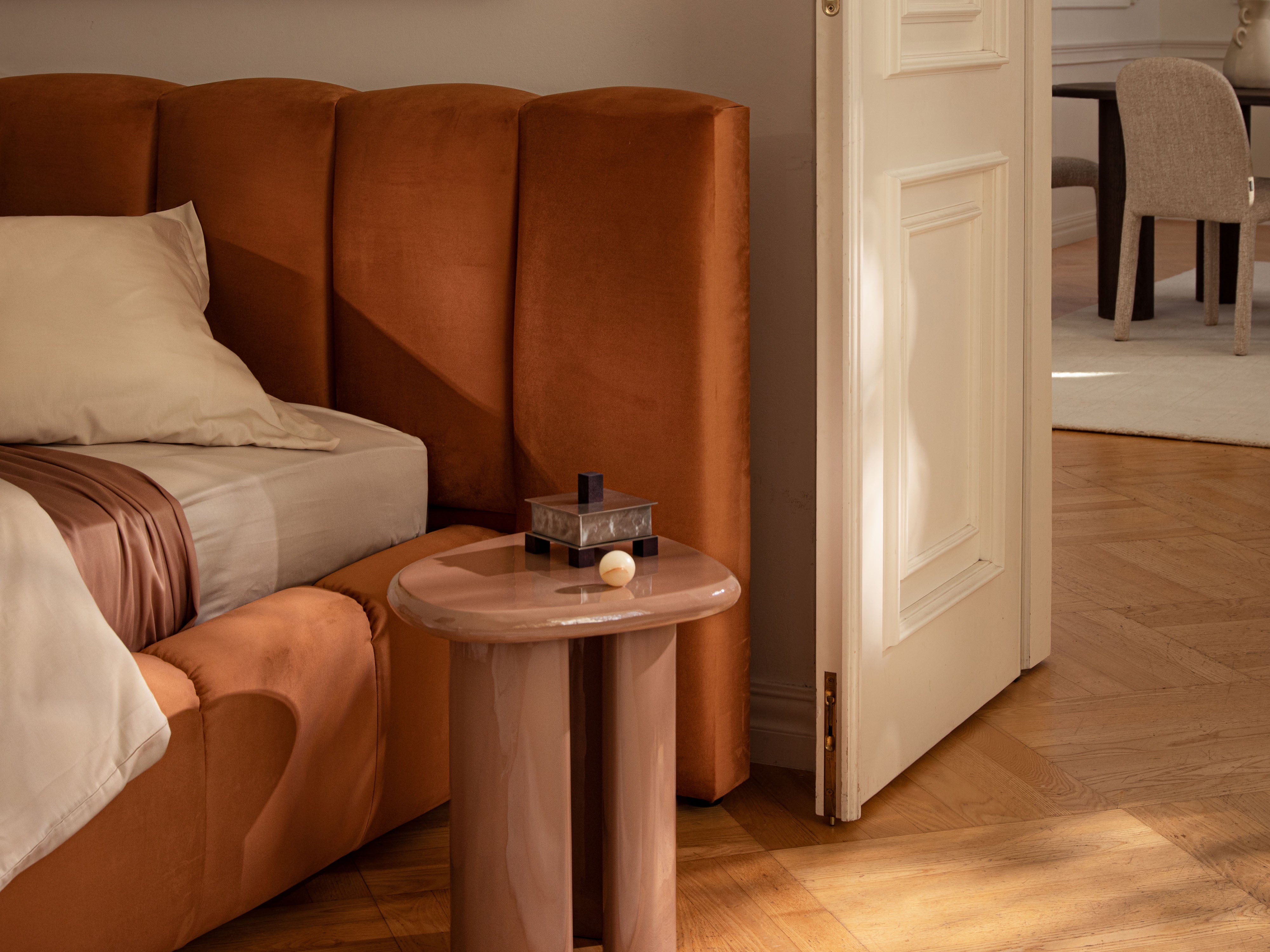 Sametová posteľ LUPINE žltá