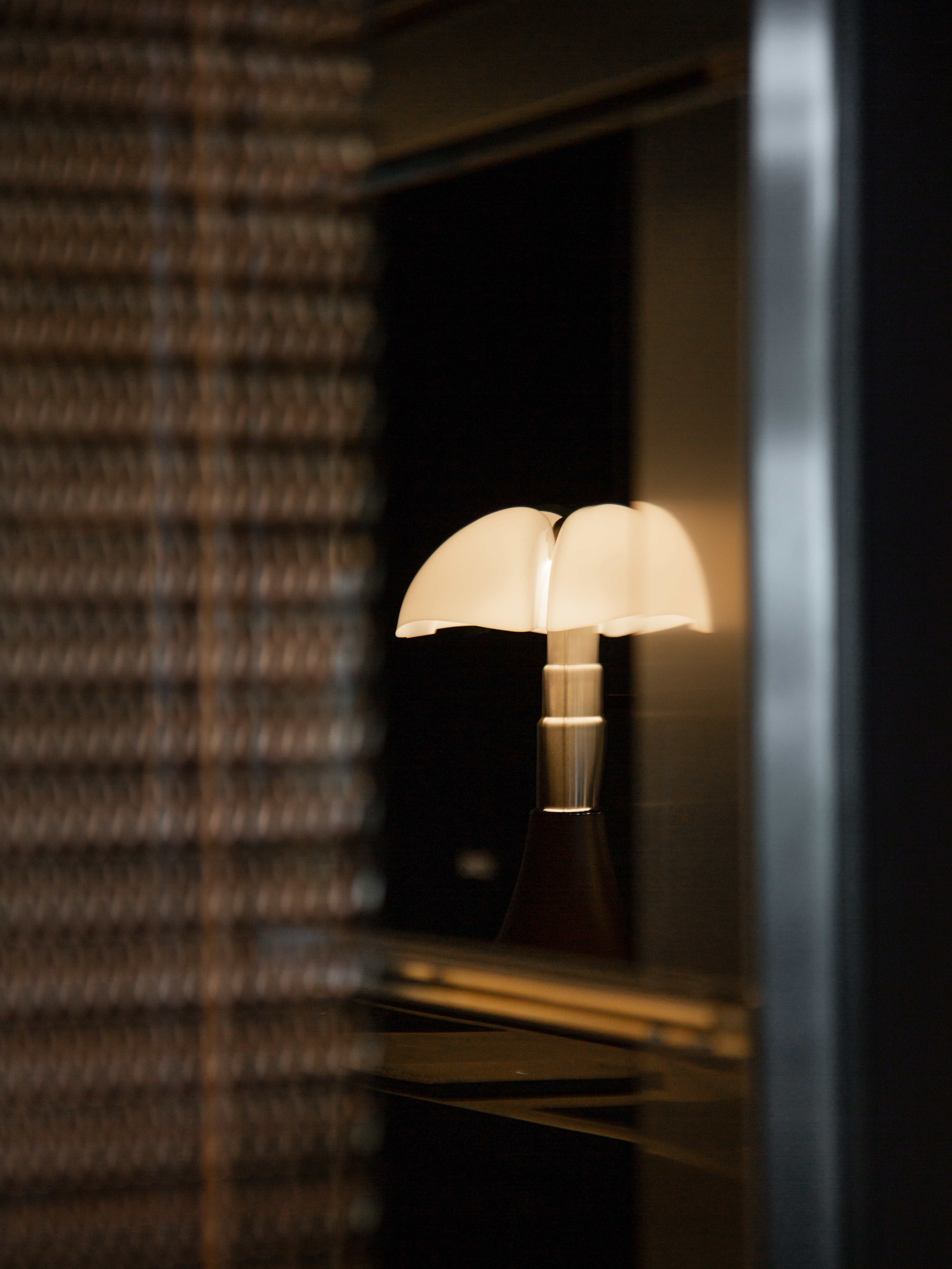 Stolná lampa PIPISTRELLO MEDIUM s opálovým tienidlo a matným hnedým podstavcom