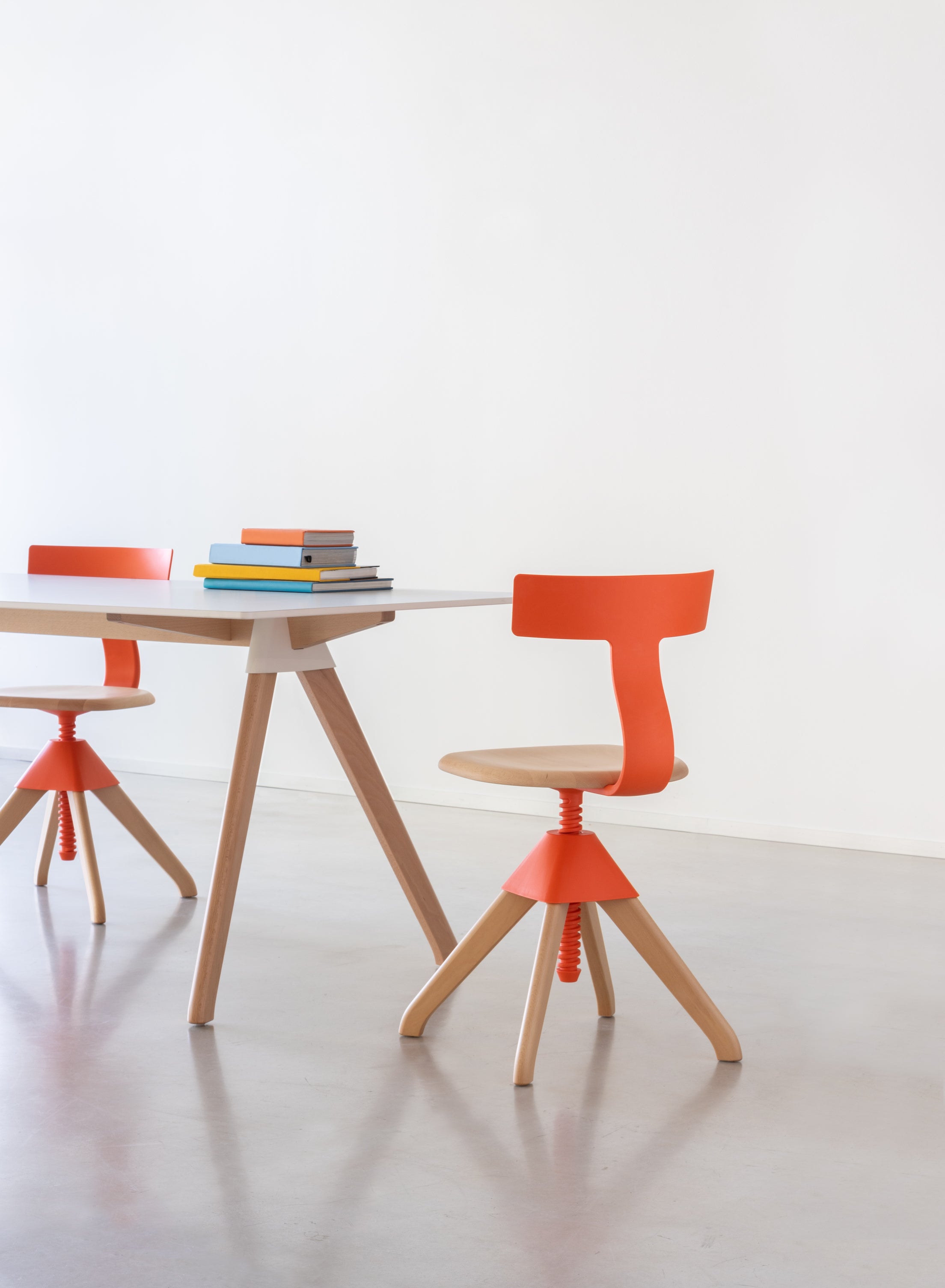 BUTCH Table - THE WILD BUNCH black top with beech base