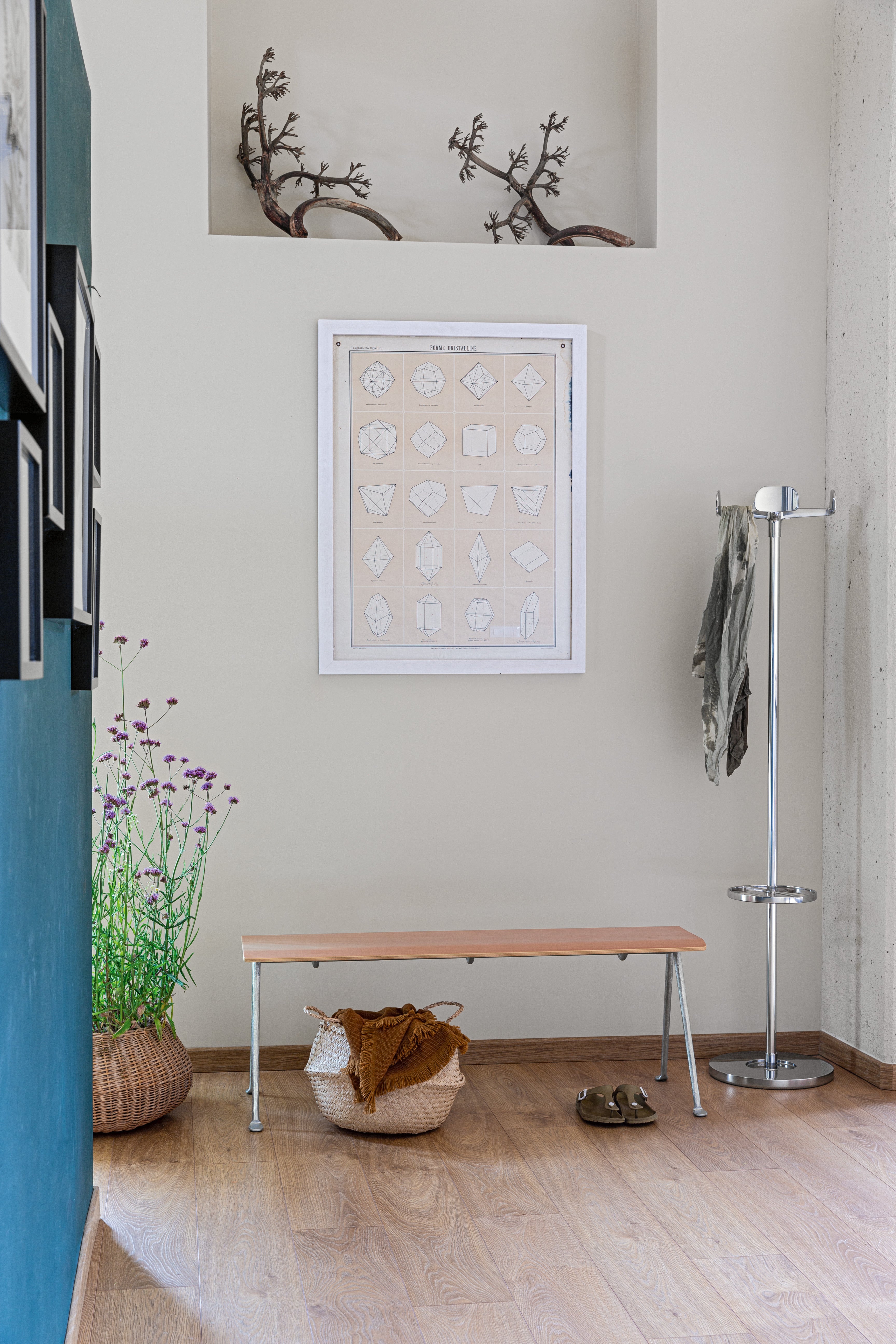 OFFICINA bench with a metal base and a beech seat